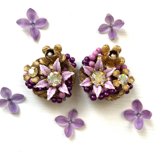 Clip-on earrings featuring the bold and glamorous design characteristic of Beau Jewels.  ボー・ジュエルズらしい、ゴージャスなデザインのクリップイヤリング。