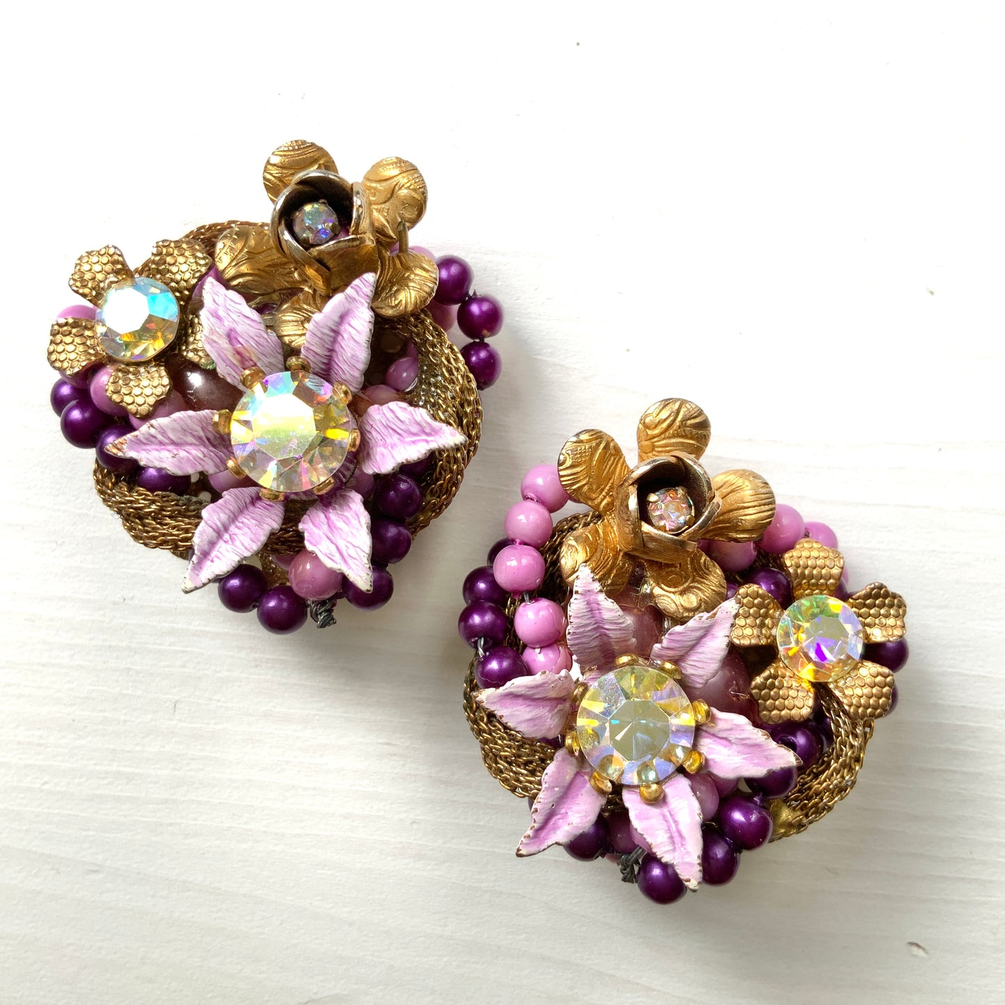 Clip-on earrings featuring the bold and glamorous design characteristic of Beau Jewels. ボー・ジュエルズらしい、ゴージャスなデザインのクリップイヤリング。