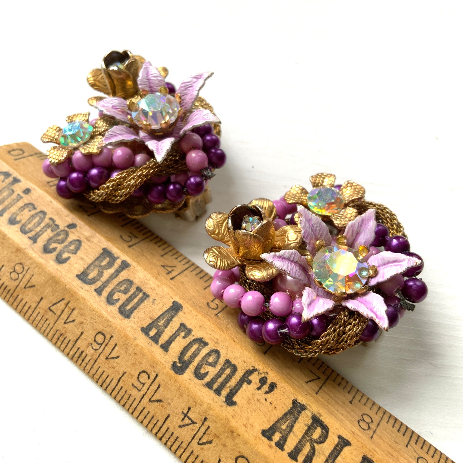 Clip-on earrings featuring the bold and glamorous design characteristic of Beau Jewels.  ボー・ジュエルズらしい、ゴージャスなデザインのクリップイヤリング。
