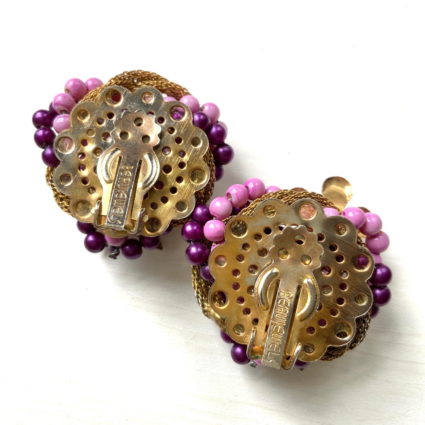 Clip-on earrings featuring the bold and glamorous design characteristic of Beau Jewels. ボー・ジュエルズらしい、ゴージャスなデザインのクリップイヤリング。