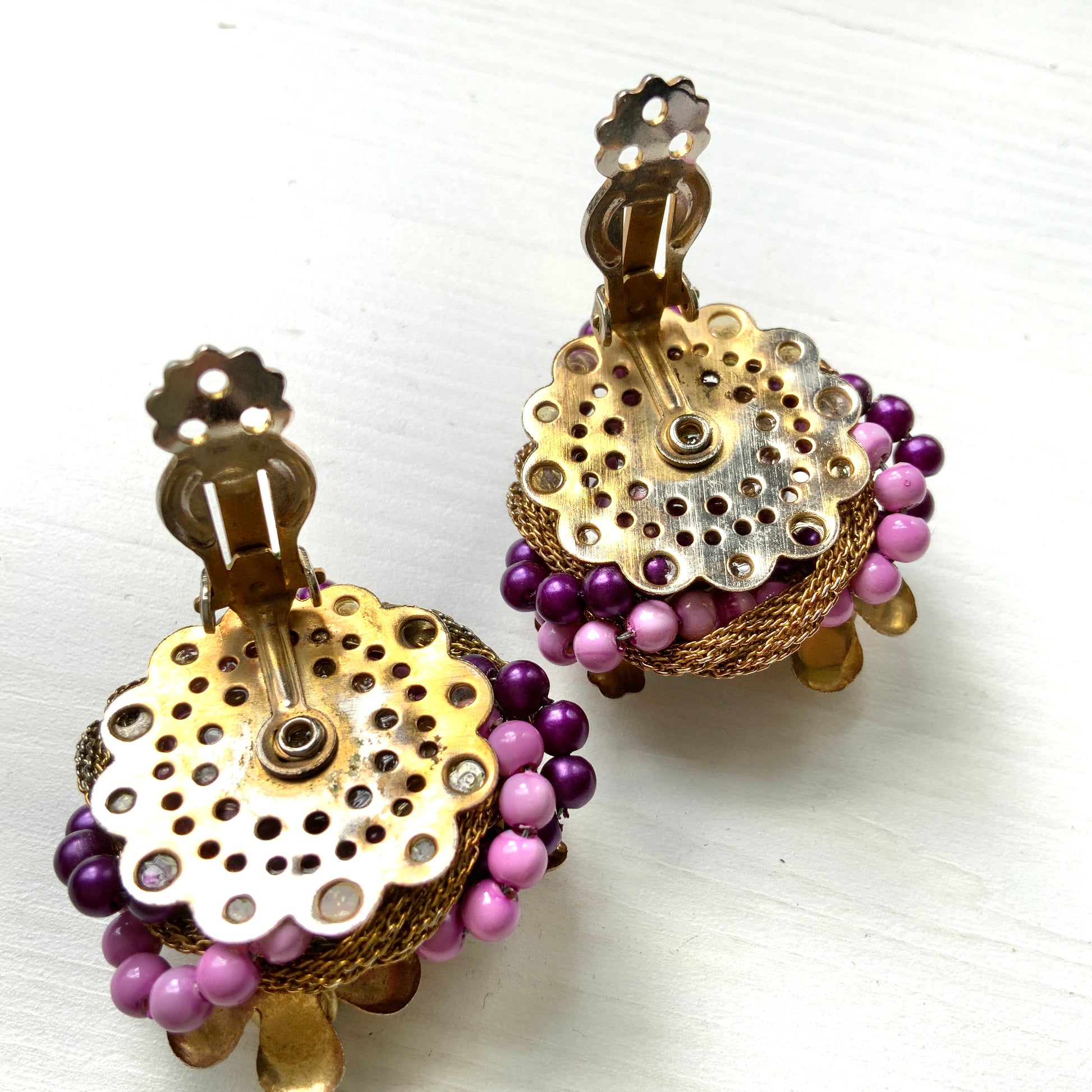 Clip-on earrings featuring the bold and glamorous design characteristic of Beau Jewels.  ボー・ジュエルズらしい、ゴージャスなデザインのクリップイヤリング。