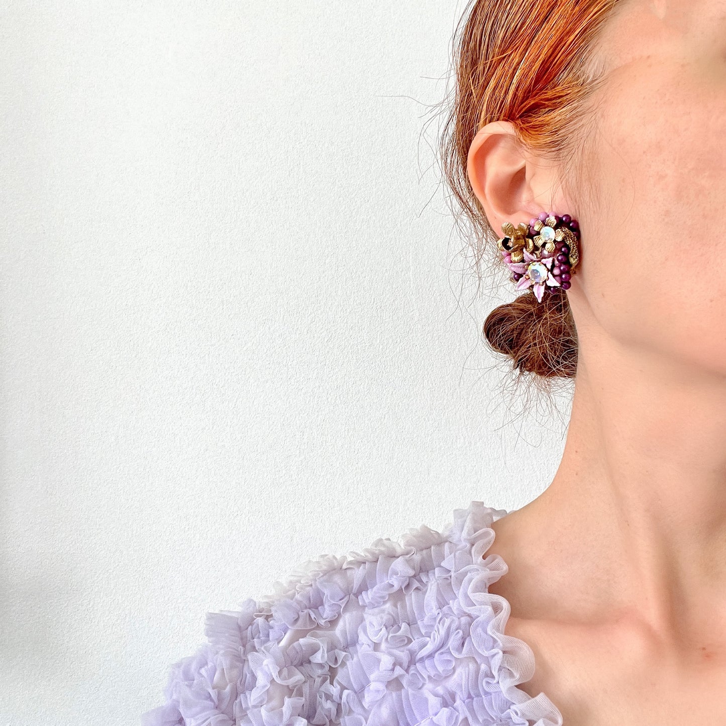 Clip-on earrings featuring the bold and glamorous design characteristic of Beau Jewels. ボー・ジュエルズらしい、ゴージャスなデザインのクリップイヤリング。