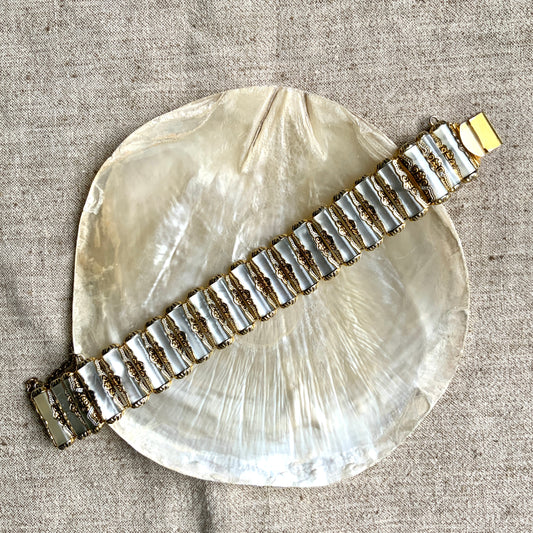 This is a Damascene-style bracelet featuring moonglow lucite — a type of lucite plastic designed to mimic the look of mother of pearl. マザーオブパールに似せたルーサイトプラスチック、ムーングロウルーサイトをつかったダマシーンスタイルのブレスレット。