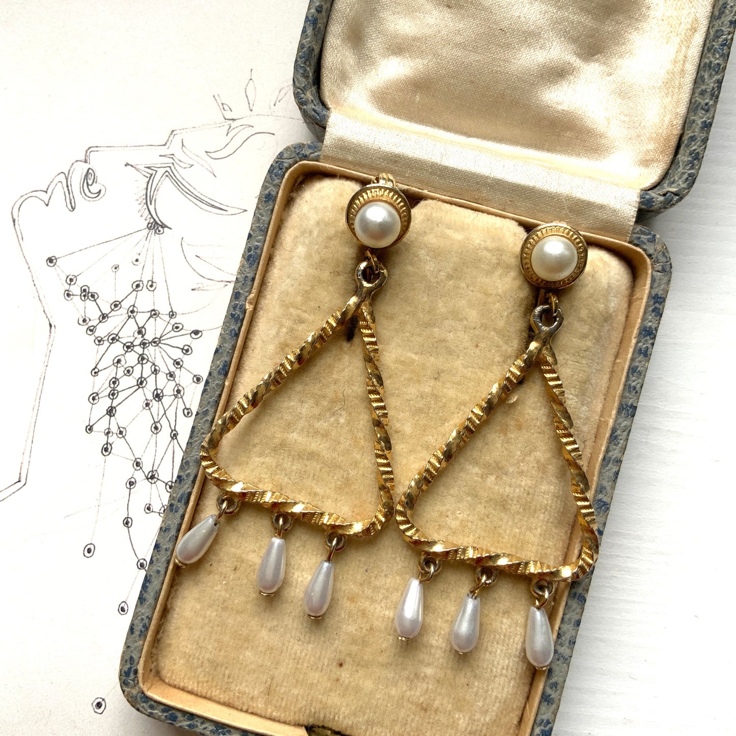 Gold-tone triangular frames with delicate teardrop pearl fringe clips. ゴールドトーンのトライアングル
