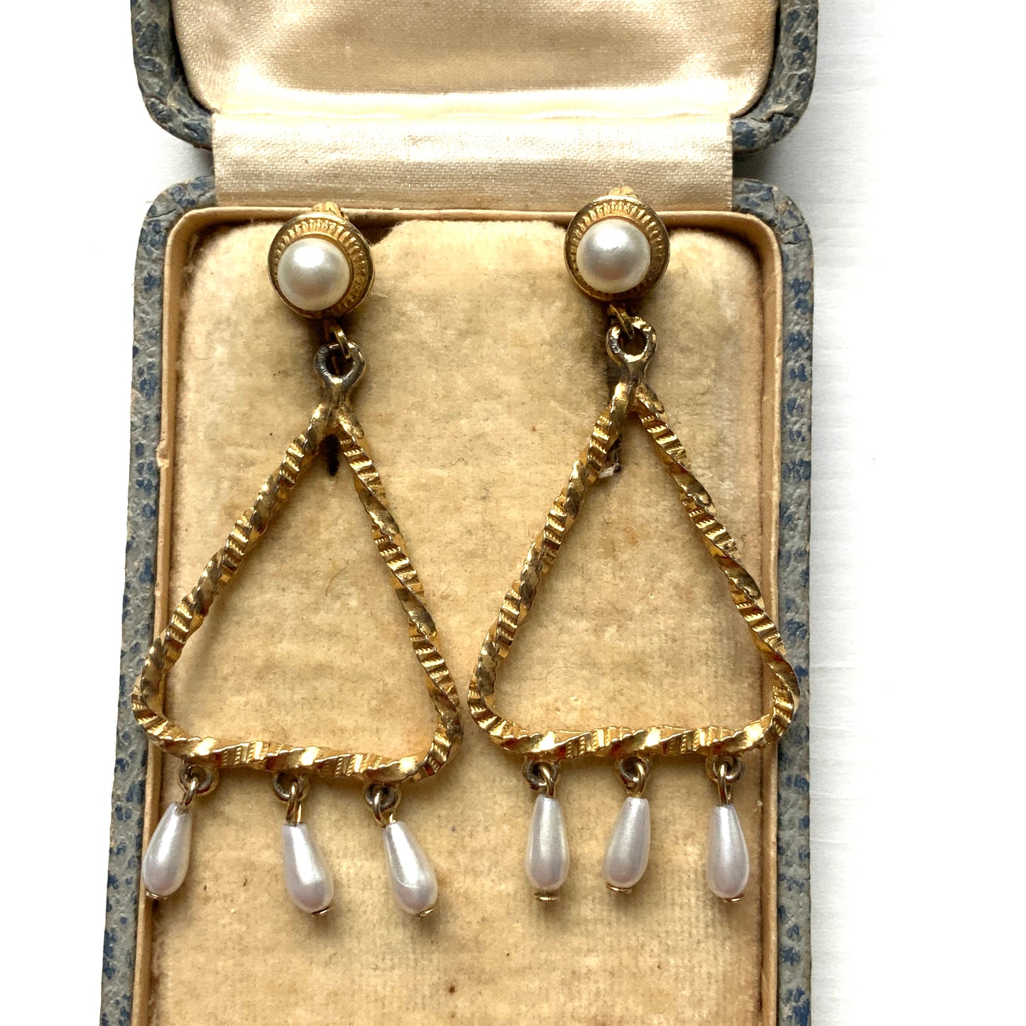 Gold-tone triangular frames with delicate teardrop pearl fringe clips. ゴールドトーンのトライアングル