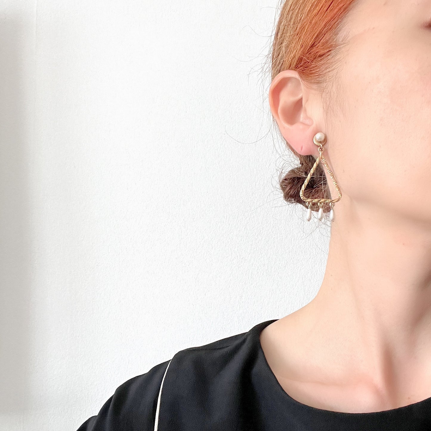 Gold-tone triangular frames with delicate teardrop pearl fringe clips. ゴールドトーンのトライアングル