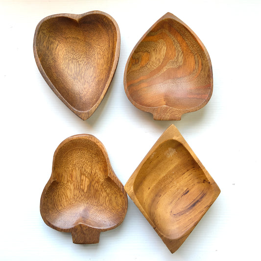 A set of four small wooden plates, each carved from a single piece of wood into a charming playing card motif. 一枚板からトランプモチーフの形にくり抜かれた、木製の小皿4枚セットです。
