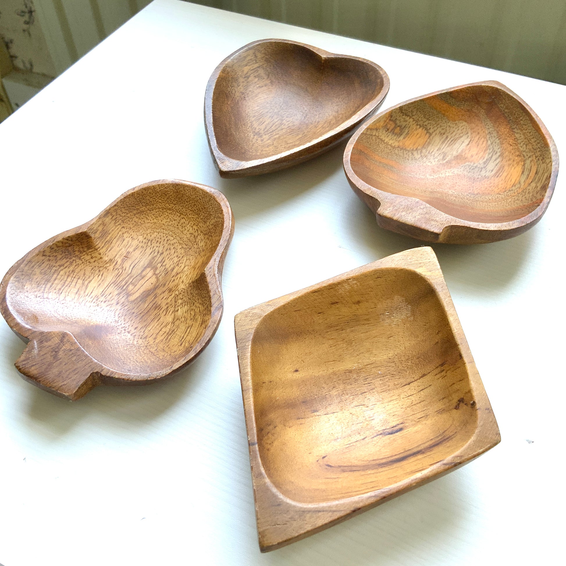 A set of four small wooden plates, each carved from a single piece of wood into a charming playing card motif. 一枚板からトランプモチーフの形にくり抜かれた、木製の小皿4枚セットです。