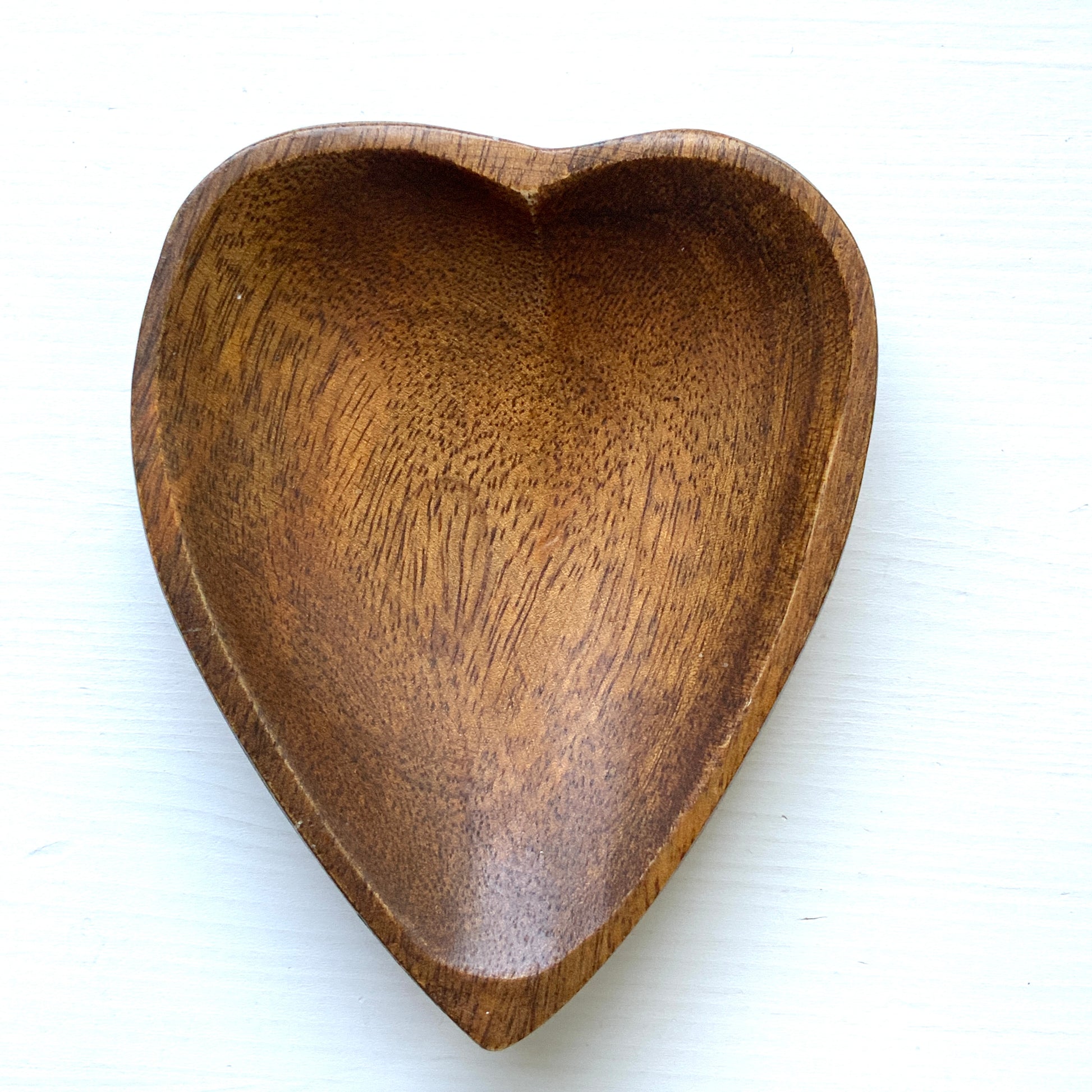 A set of four small wooden plates, each carved from a single piece of wood into a charming playing card motif. 一枚板からトランプモチーフの形にくり抜かれた、木製の小皿4枚セットです。