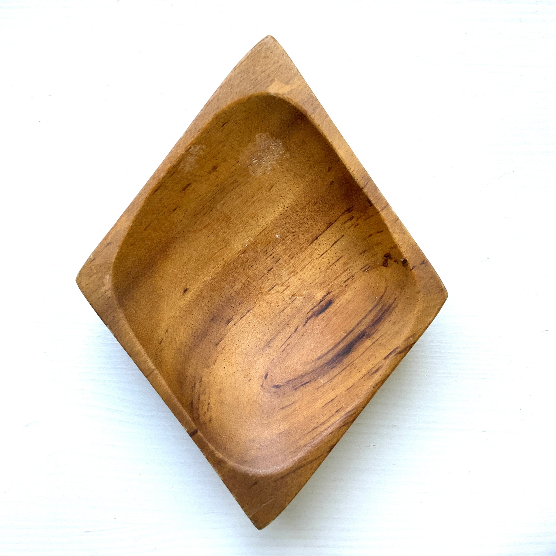 A set of four small wooden plates, each carved from a single piece of wood into a charming playing card motif. 一枚板からトランプモチーフの形にくり抜かれた、木製の小皿4枚セットです。