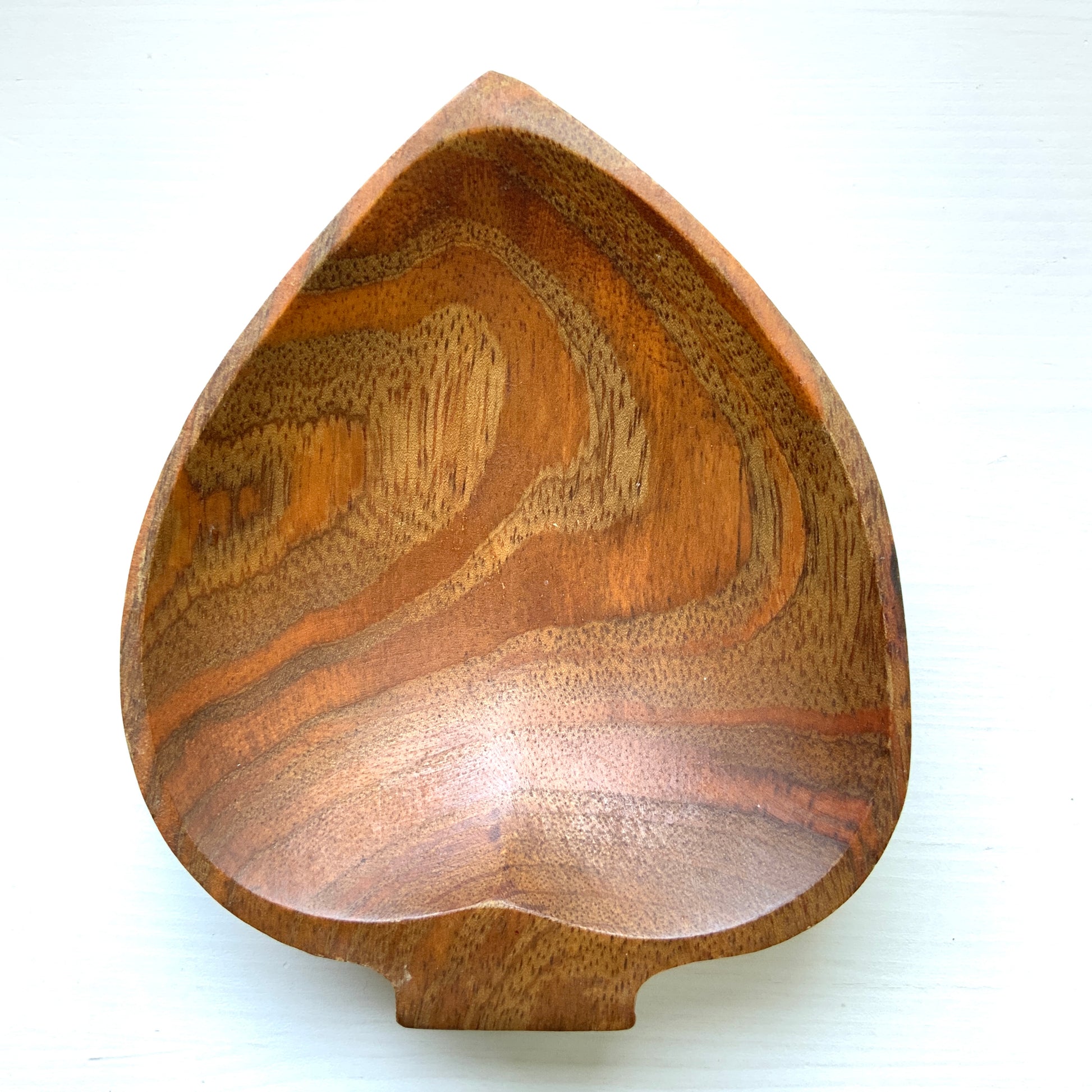 A set of four small wooden plates, each carved from a single piece of wood into a charming playing card motif. 一枚板からトランプモチーフの形にくり抜かれた、木製の小皿4枚セットです。