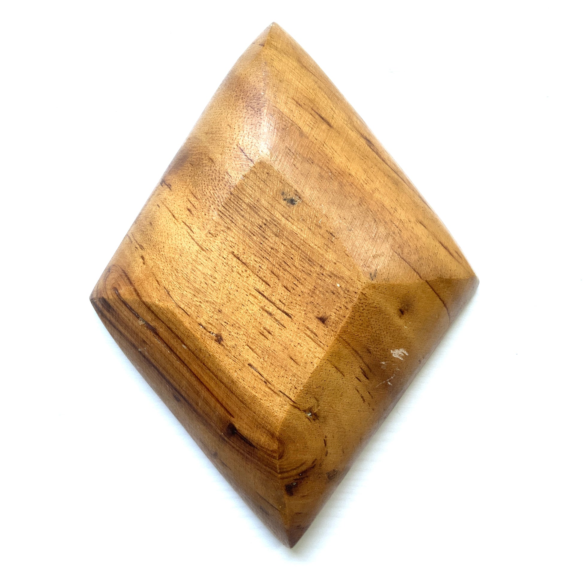 A set of four small wooden plates, each carved from a single piece of wood into a charming playing card motif. 一枚板からトランプモチーフの形にくり抜かれた、木製の小皿4枚セットです。