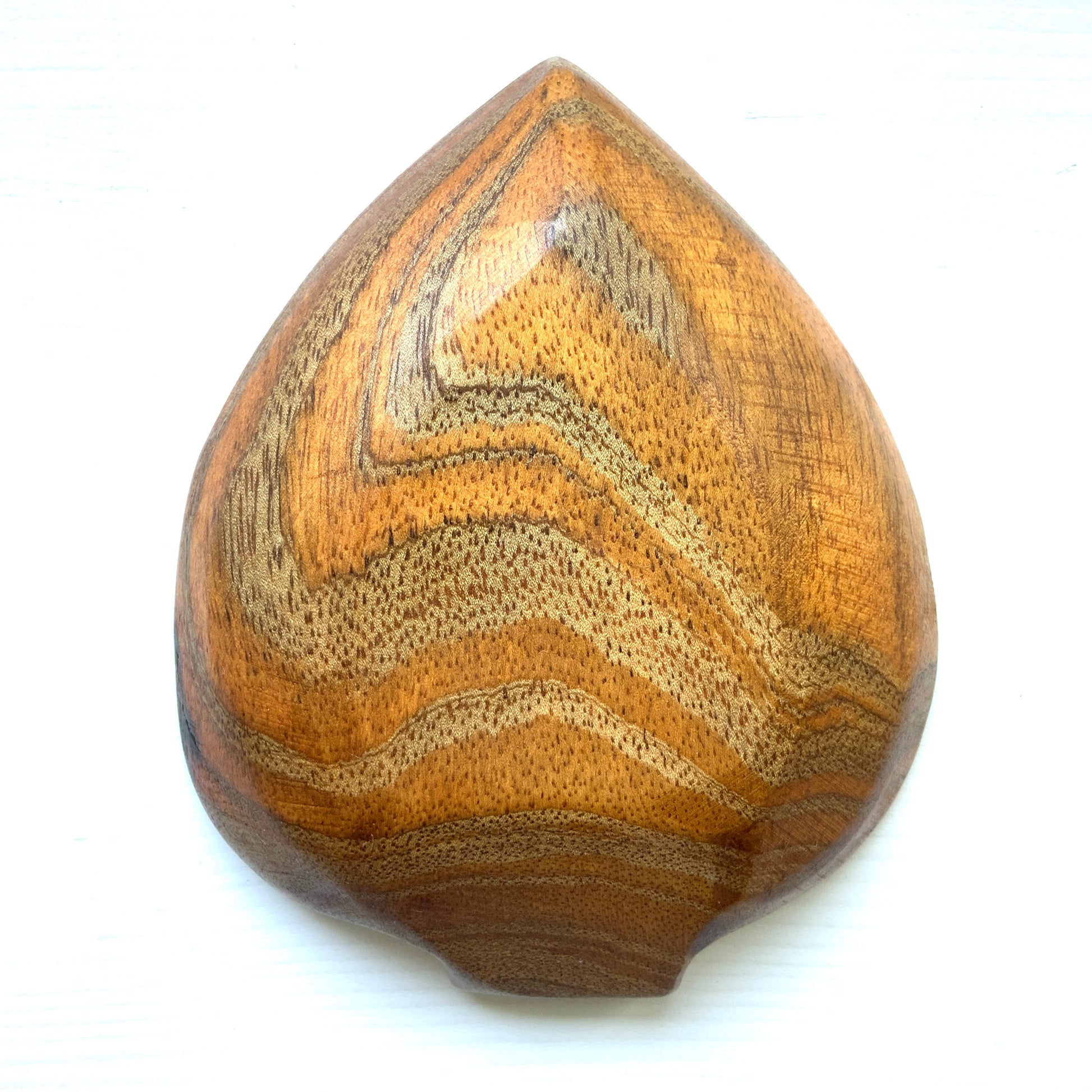 A set of four small wooden plates, each carved from a single piece of wood into a charming playing card motif. 一枚板からトランプモチーフの形にくり抜かれた、木製の小皿4枚セットです。