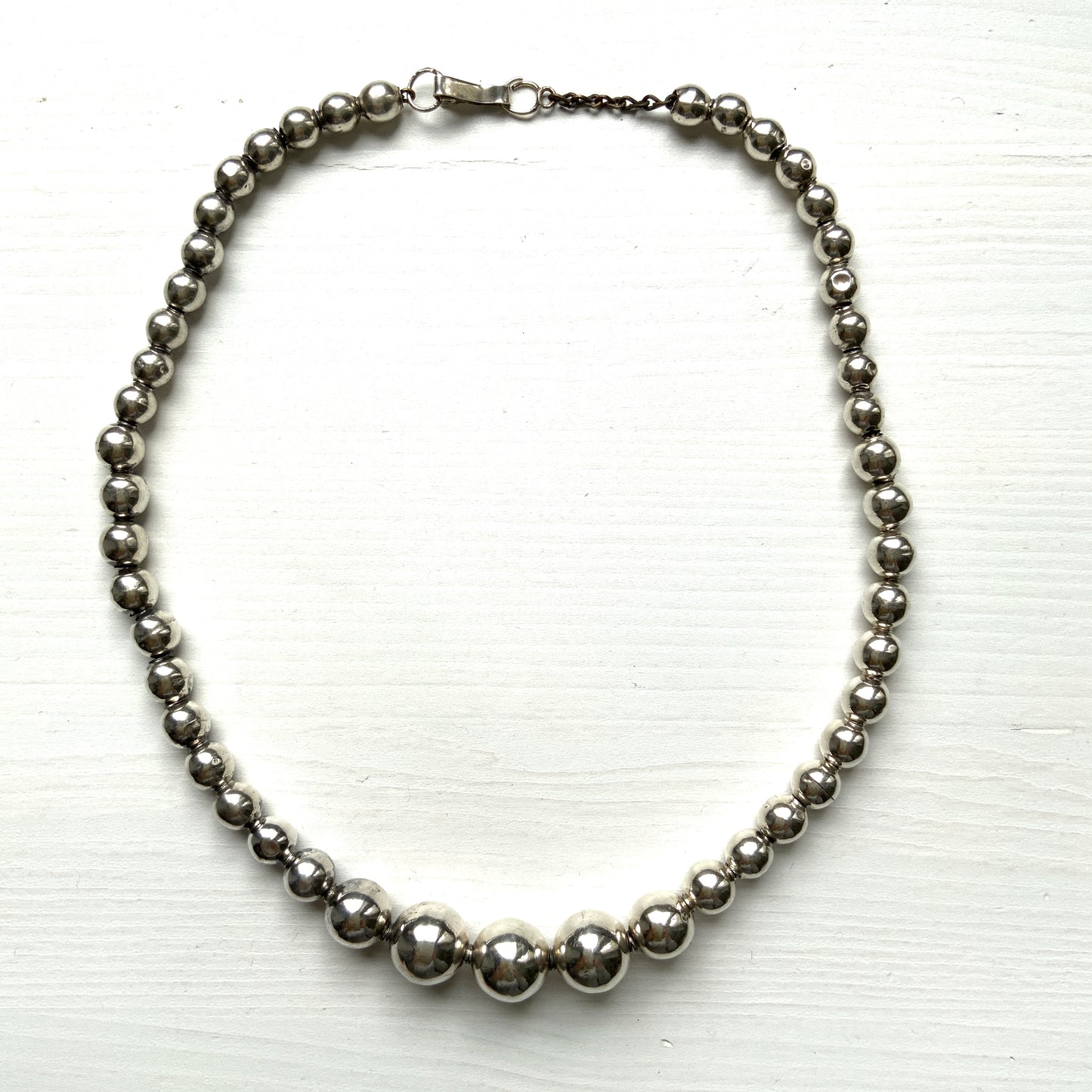 Simple silver bead necklace. With its minimal design, it pairs effortlessly with both modern and boho styles. シルバービーズのシンプルなネックレス。 ミニマルなデザインで、モダンスタイルからBohoスタイルまで幅広く合わせやすいアイテムです。