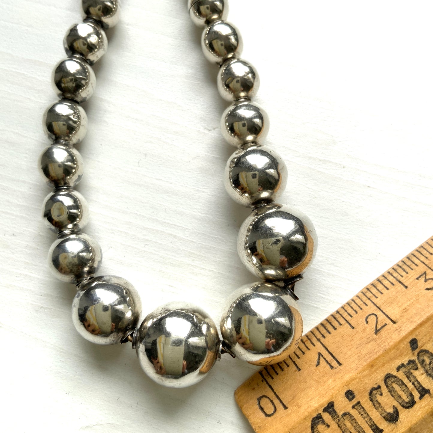 Simple silver bead necklace. With its minimal design, it pairs effortlessly with both modern and boho styles. シルバービーズのシンプルなネックレス。 ミニマルなデザインで、モダンスタイルからBohoスタイルまで幅広く合わせやすいアイテムです。