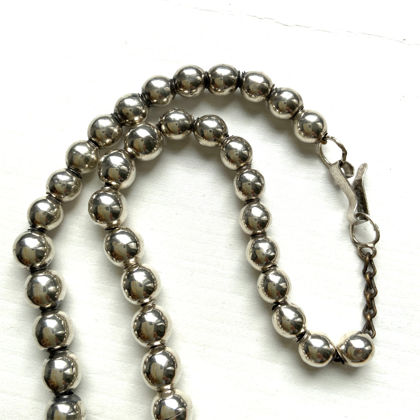 Simple silver bead necklace. With its minimal design, it pairs effortlessly with both modern and boho styles. シルバービーズのシンプルなネックレス。 ミニマルなデザインで、モダンスタイルからBohoスタイルまで幅広く合わせやすいアイテムです。