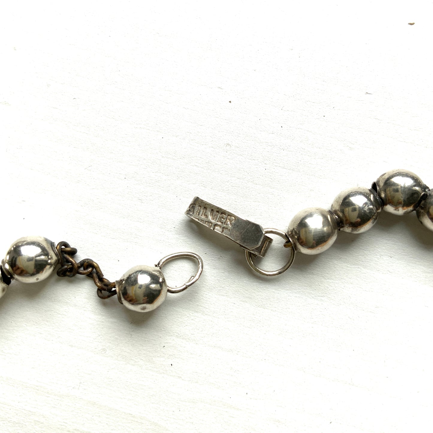 Simple silver bead necklace. With its minimal design, it pairs effortlessly with both modern and boho styles. シルバービーズのシンプルなネックレス。 ミニマルなデザインで、モダンスタイルからBohoスタイルまで幅広く合わせやすいアイテムです。