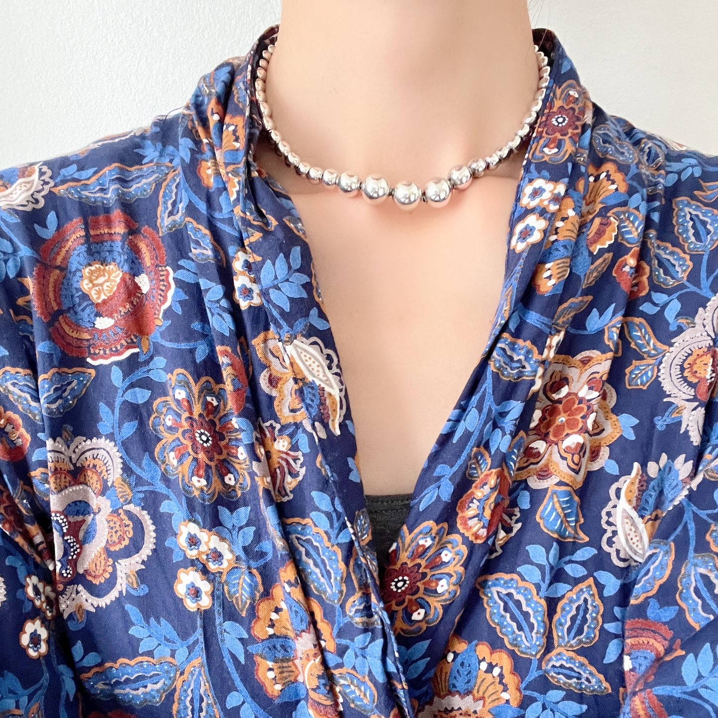 Simple silver bead necklace. With its minimal design, it pairs effortlessly with both modern and boho styles. シルバービーズのシンプルなネックレス。 ミニマルなデザインで、モダンスタイルからBohoスタイルまで幅広く合わせやすいアイテムです。