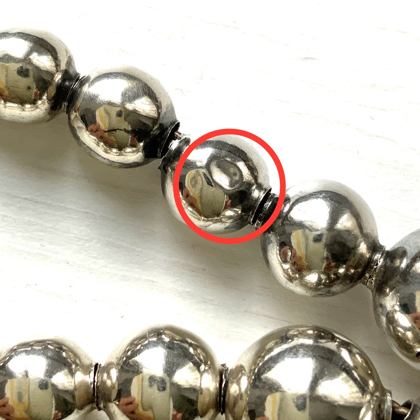 Simple silver bead necklace. With its minimal design, it pairs effortlessly with both modern and boho styles. シルバービーズのシンプルなネックレス。 ミニマルなデザインで、モダンスタイルからBohoスタイルまで幅広く合わせやすいアイテムです。