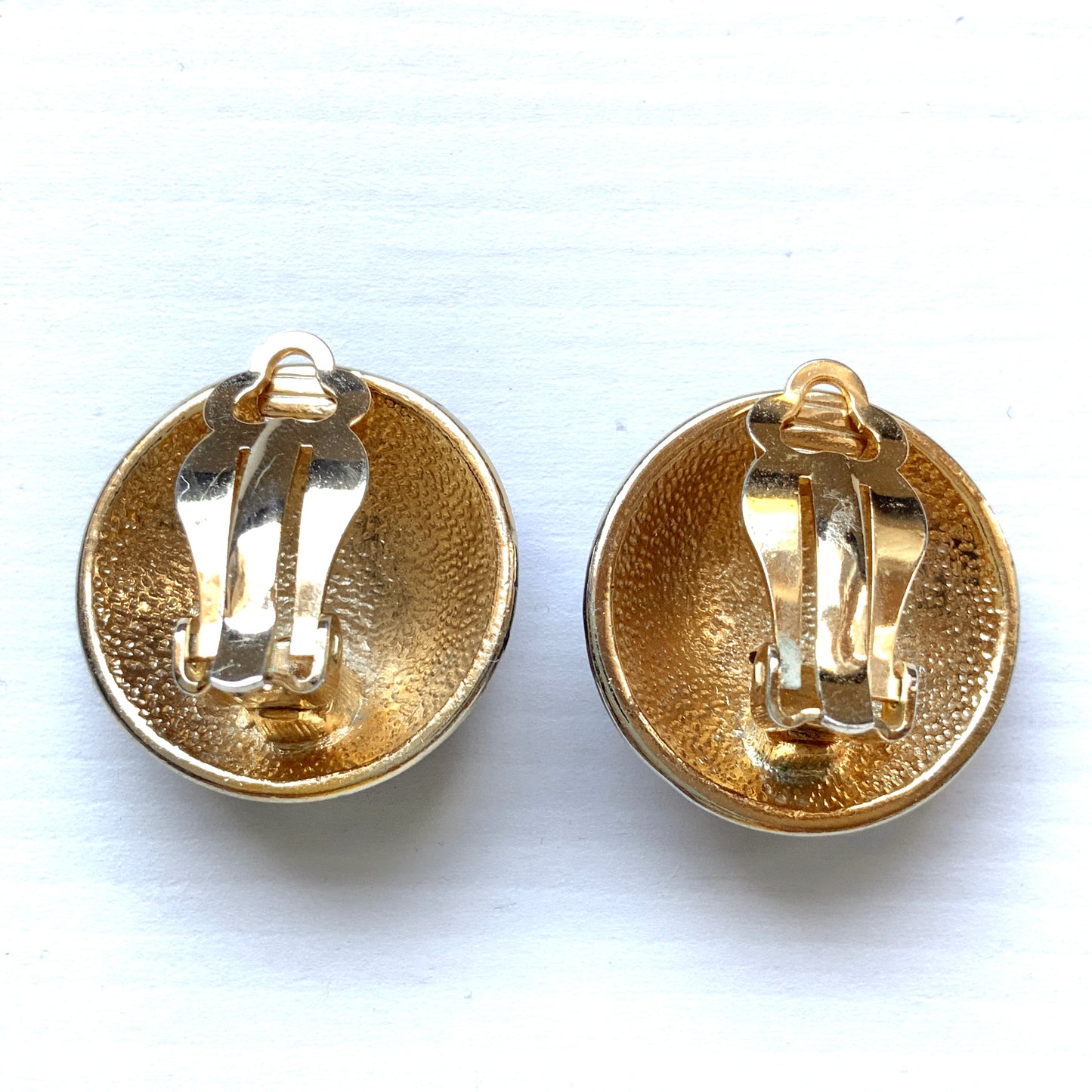 Clip-on earrings featuring a vibrant blue enamel dome, with silver-tone crescent moon faces and stars floating across the surface. 鮮やかなブルーエナメルのドームに、シルバートーンの三日月ムーンフェイスや星が浮かんだクリップイヤリング。