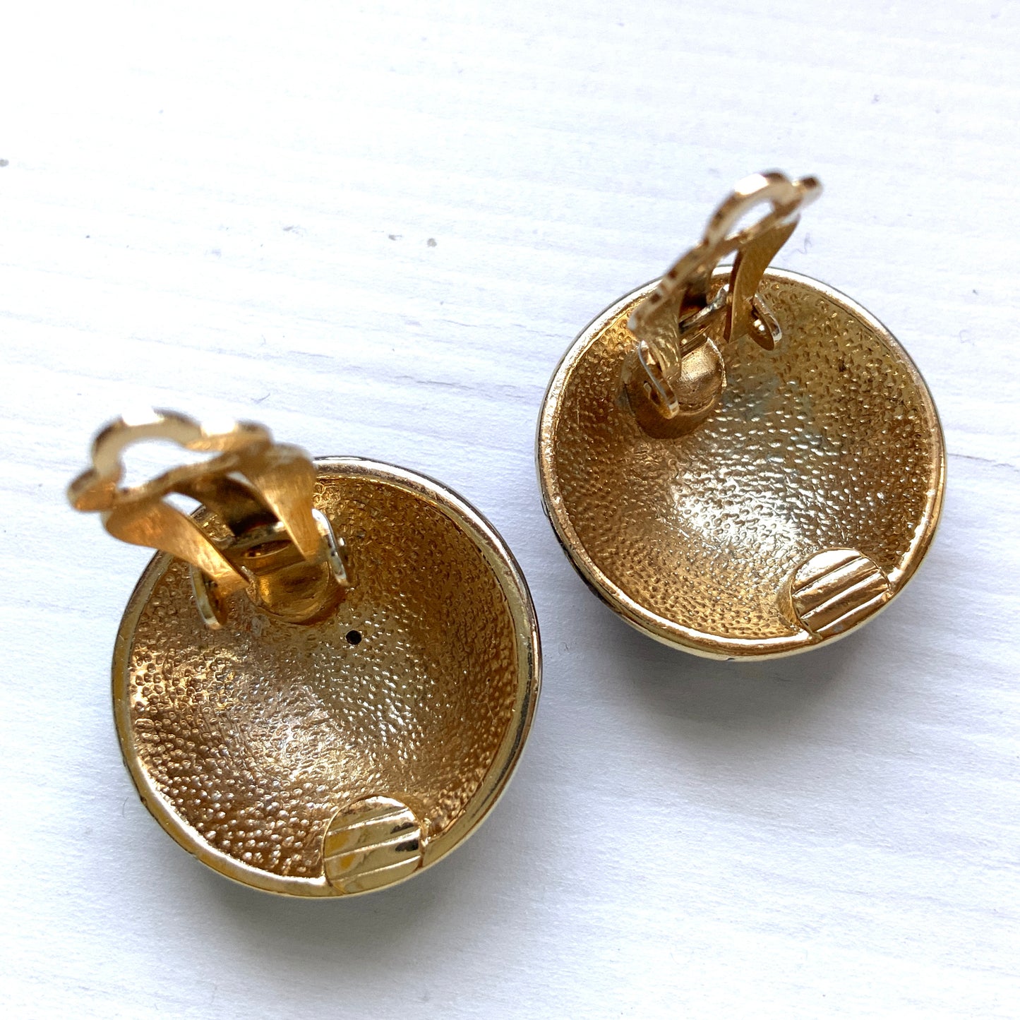 Clip-on earrings featuring a vibrant blue enamel dome, with silver-tone crescent moon faces and stars floating across the surface. 鮮やかなブルーエナメルのドームに、シルバートーンの三日月ムーンフェイスや星が浮かんだクリップイヤリング。