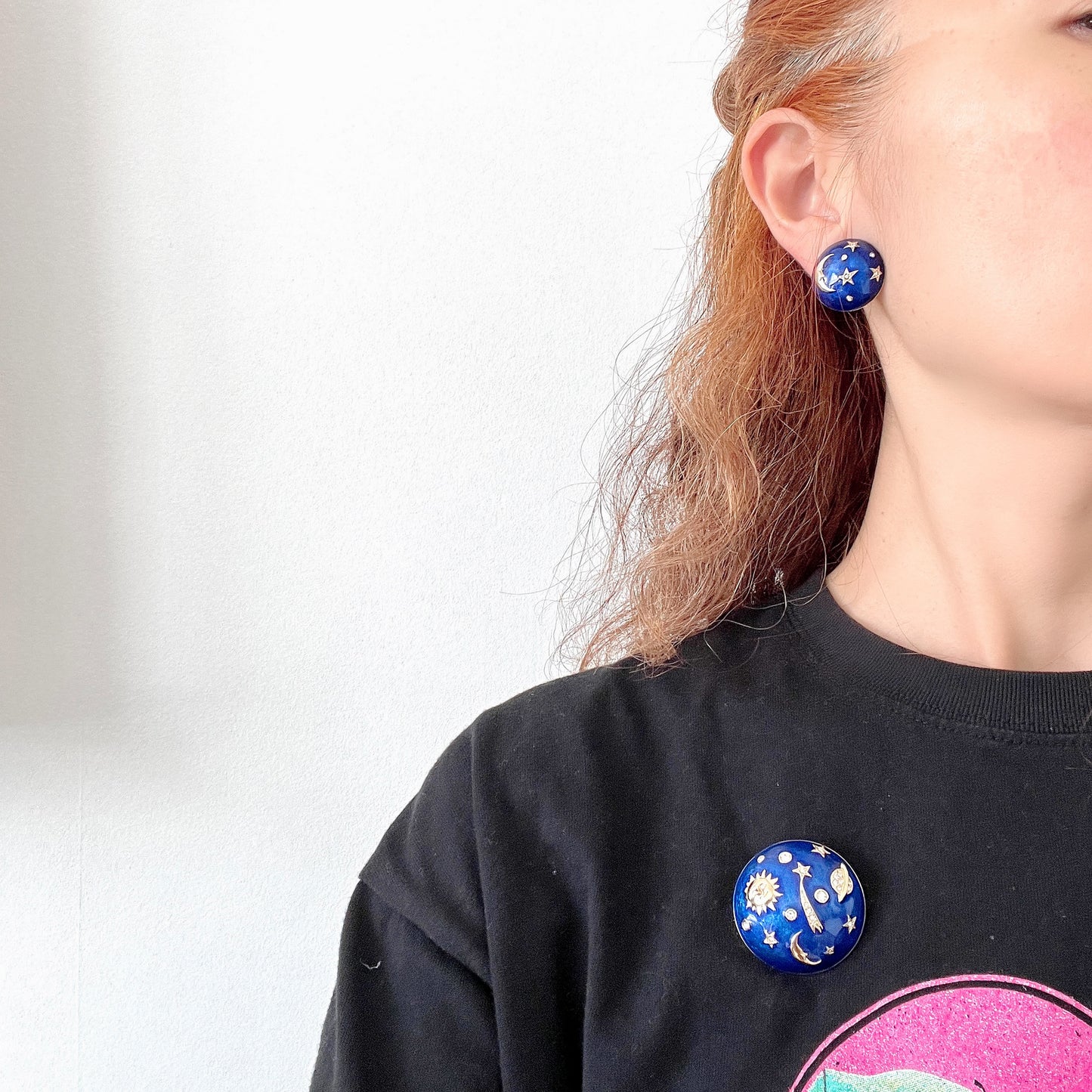 Clip-on earrings featuring a vibrant blue enamel dome, with silver-tone crescent moon faces and stars floating across the surface. 鮮やかなブルーエナメルのドームに、シルバートーンの三日月ムーンフェイスや星が浮かんだクリップイヤリング。