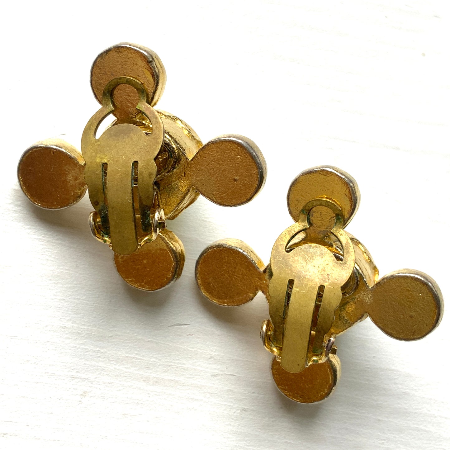 These clip-on earrings by Farah Lister feature a striking cross design with a refreshing apple green satin cabochon glass at the centre, paired with vivid turquoise glass stones. 爽やかなアップルグリーンのサテンカボショングラスとヴィヴィッドなターコイズグラスがクロスになった、ファラー・リスターのクリップイヤリング。