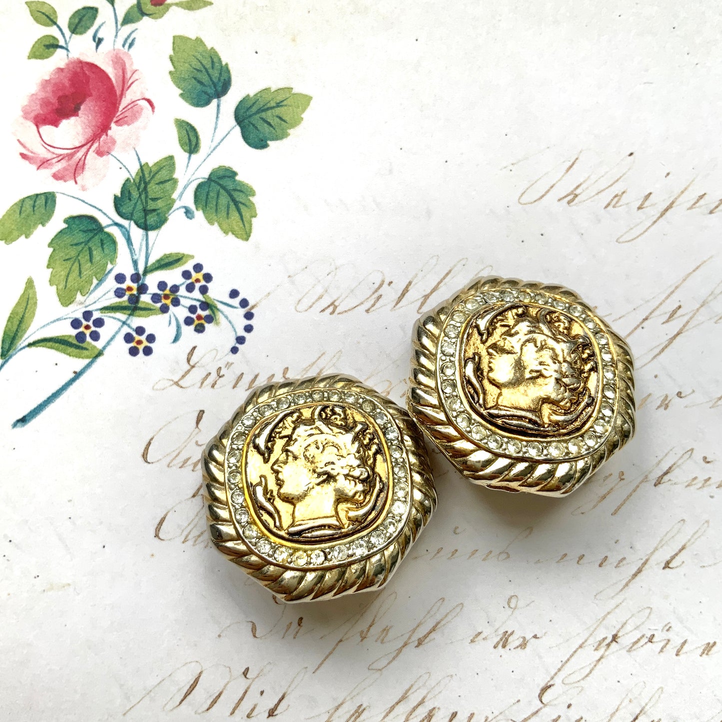Vintage 1980s Gem Craft coin style earrings, featuring a classical Roman-inspired profile at the centre, framed with sparkling rhinestones and a bold rope motif. 1980年代のGem Craftによるコインスタイルイヤリング。