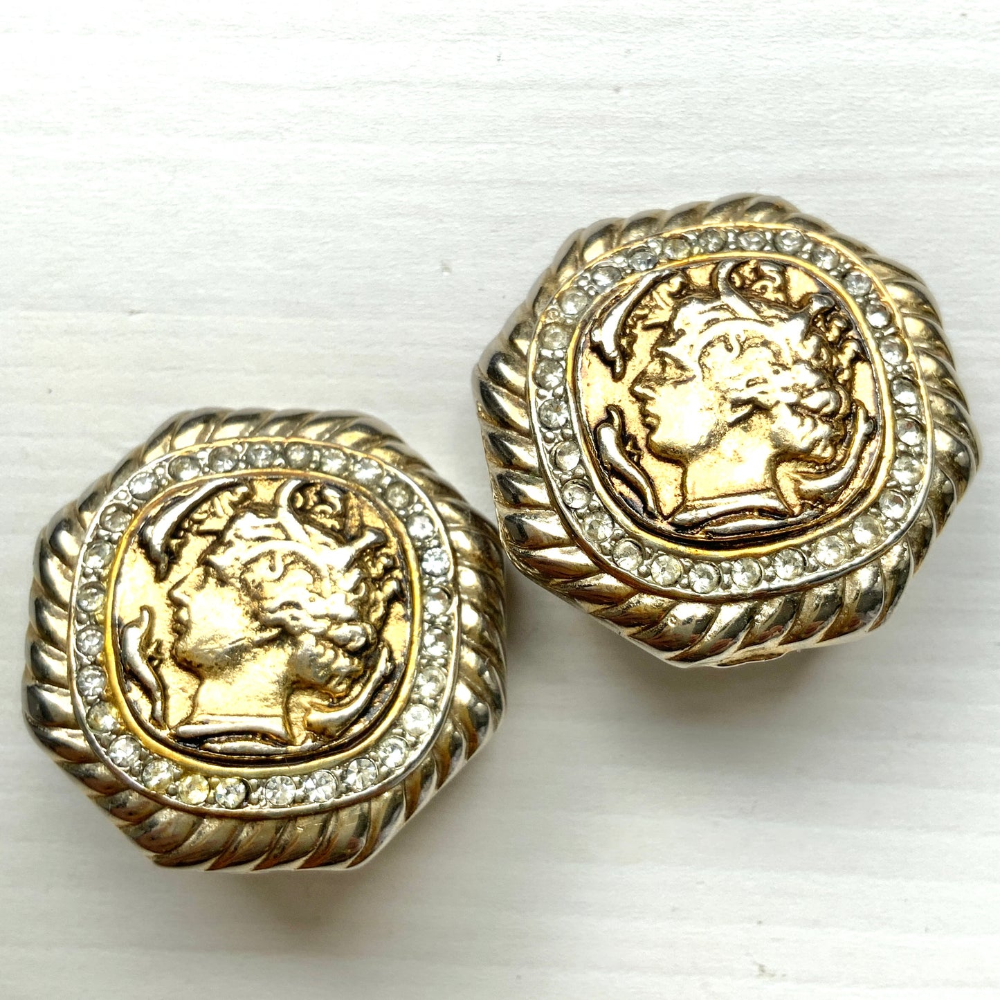 Vintage 1980s Gem Craft coin style earrings, featuring a classical Roman-inspired profile at the centre, framed with sparkling rhinestones and a bold rope motif. 1980年代のGem Craftによるコインスタイルイヤリング。