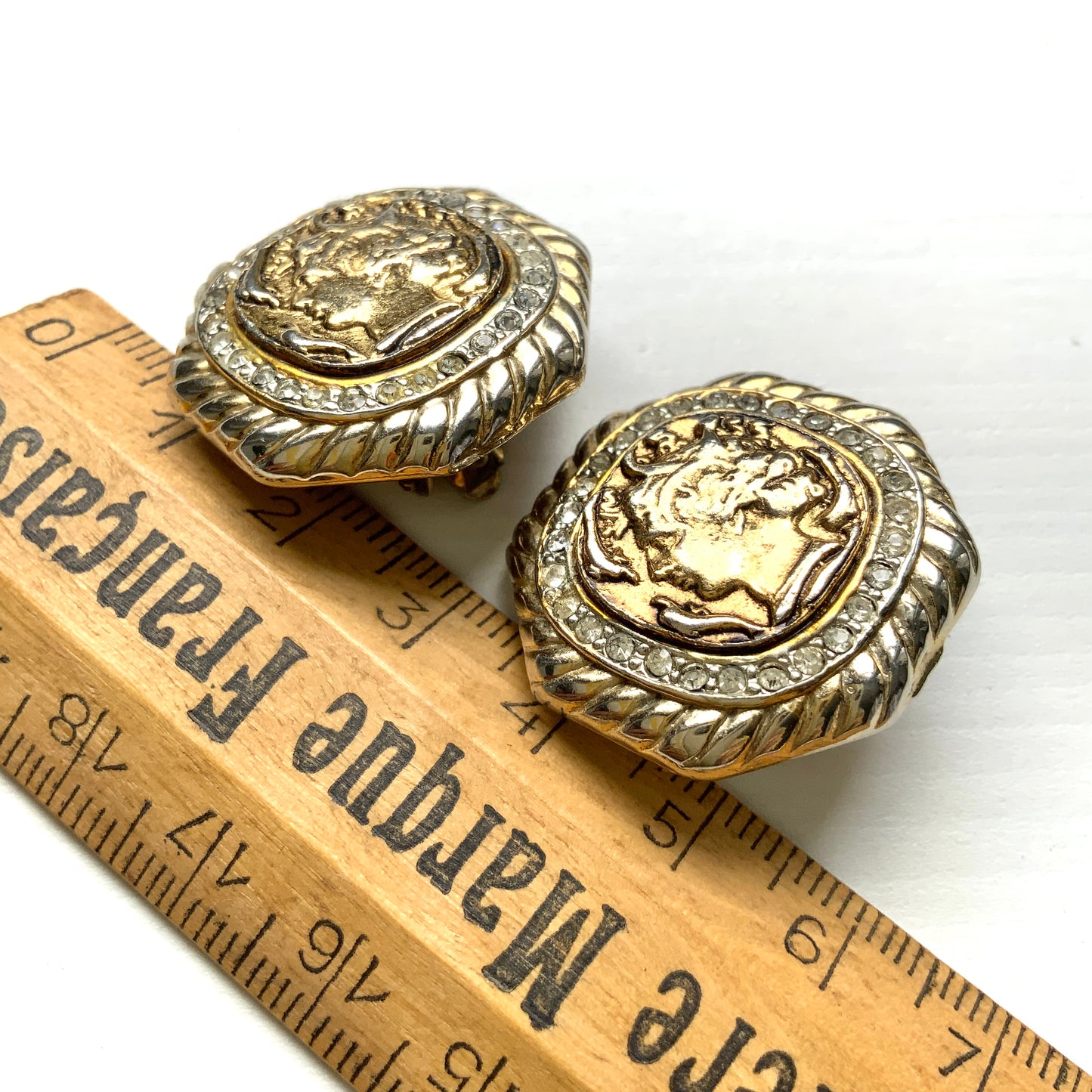Vintage 1980s Gem Craft coin style earrings, featuring a classical Roman-inspired profile at the centre, framed with sparkling rhinestones and a bold rope motif. 1980年代のGem Craftによるコインスタイルイヤリング。