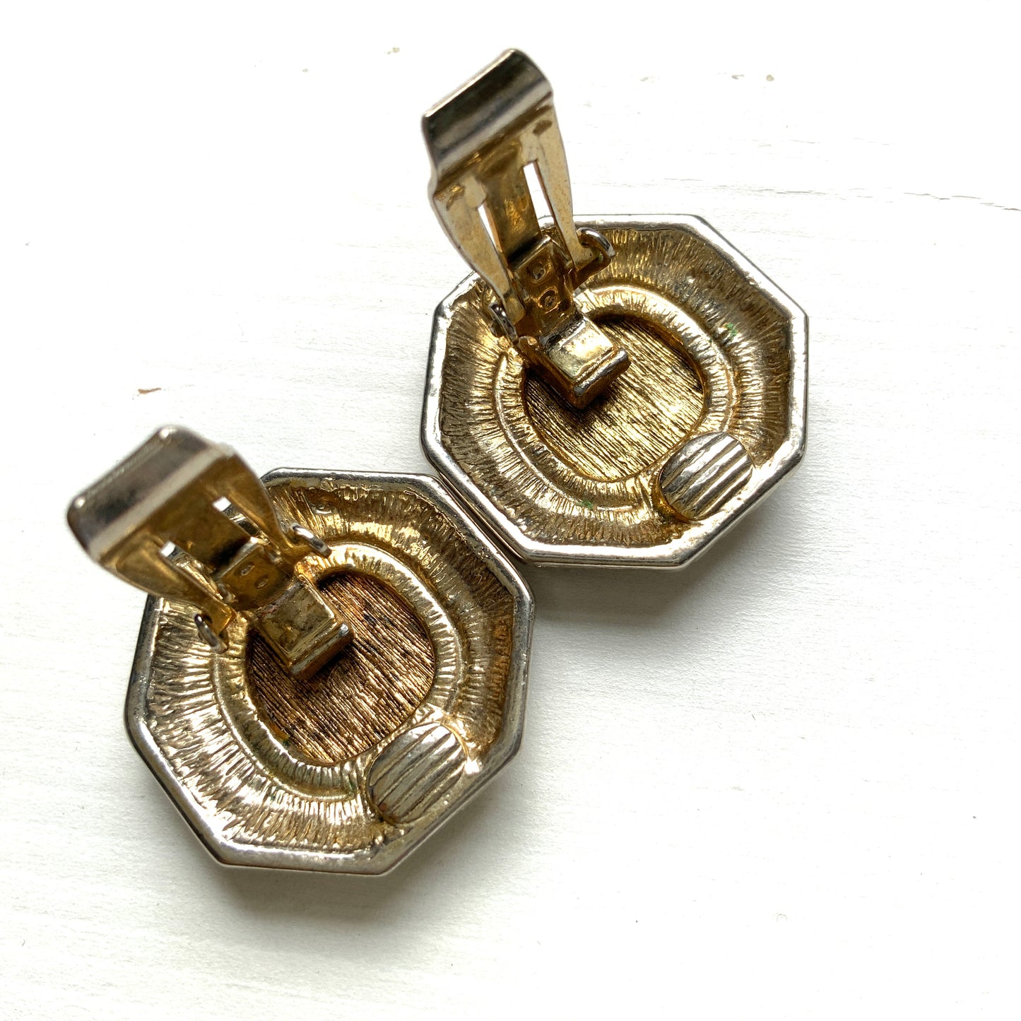 Vintage 1980s Gem Craft coin style earrings, featuring a classical Roman-inspired profile at the centre, framed with sparkling rhinestones and a bold rope motif. 1980年代のGem Craftによるコインスタイルイヤリング。