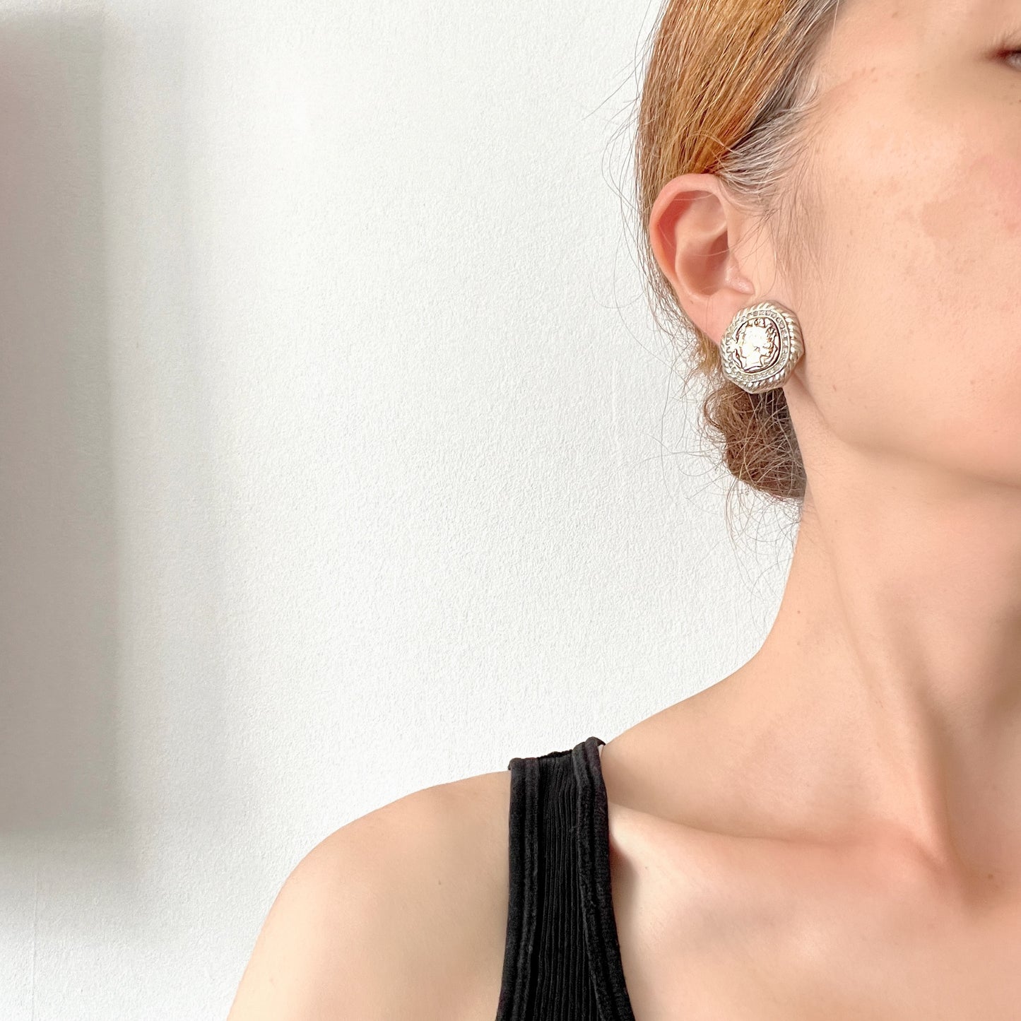 Vintage 1980s Gem Craft coin style earrings, featuring a classical Roman-inspired profile at the centre, framed with sparkling rhinestones and a bold rope motif. 1980年代のGem Craftによるコインスタイルイヤリング。