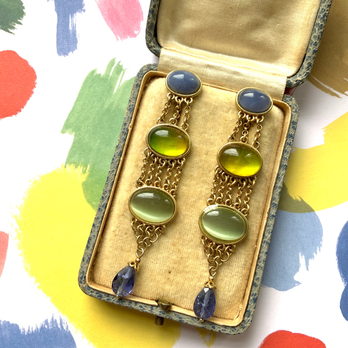 Clip-on earrings by Liz Claiborne featuring cabochons in refreshing shades of blue, lemon yellow, and soft melon green that sway gently with movement. ブルー、レモンイエロー、メロングリーンの爽やかなカラーのカボションがゆれる、リズ・クレイボーンのクリップイヤリング。