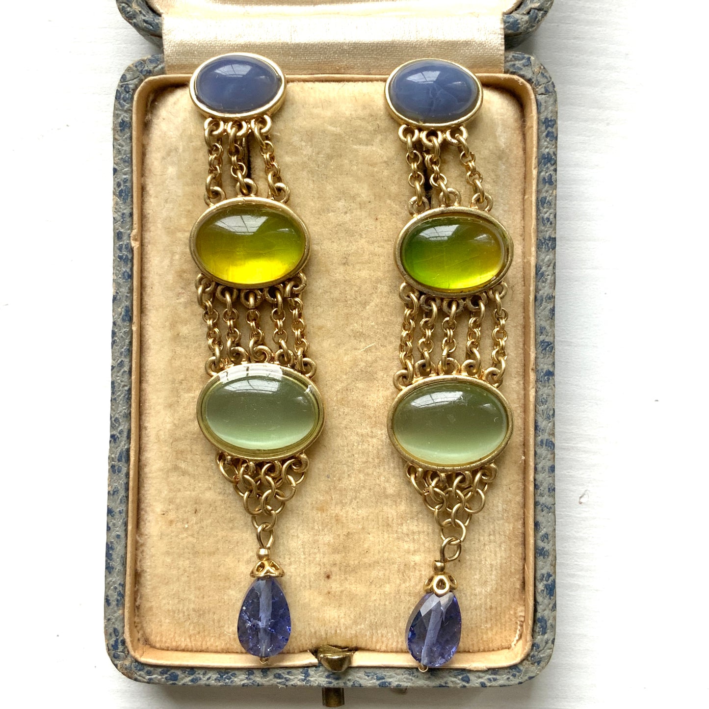 Clip-on earrings by Liz Claiborne featuring cabochons in refreshing shades of blue, lemon yellow, and soft melon green that sway gently with movement. ブルー、レモンイエロー、メロングリーンの爽やかなカラーのカボションがゆれる、リズ・クレイボーンのクリップイヤリング。