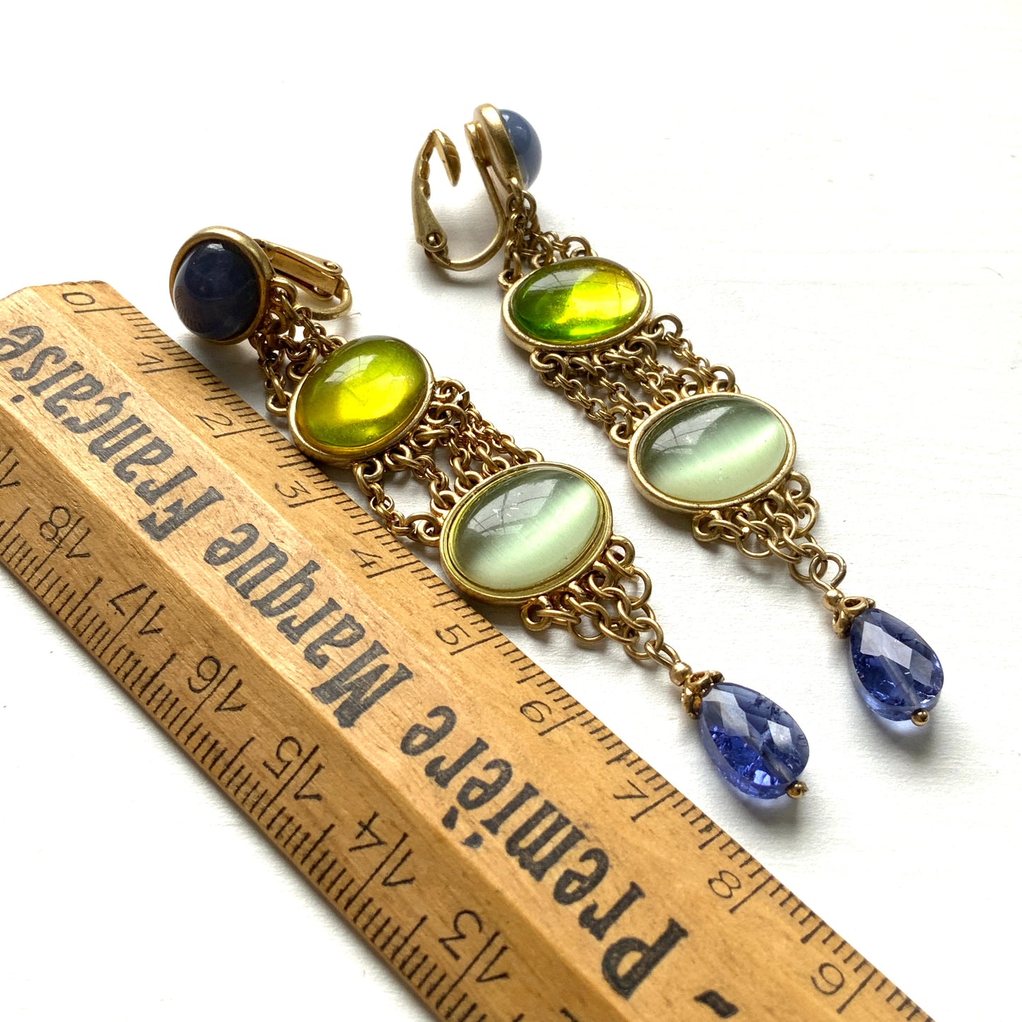 Clip-on earrings by Liz Claiborne featuring cabochons in refreshing shades of blue, lemon yellow, and soft melon green that sway gently with movement. ブルー、レモンイエロー、メロングリーンの爽やかなカラーのカボションがゆれる、リズ・クレイボーンのクリップイヤリング。