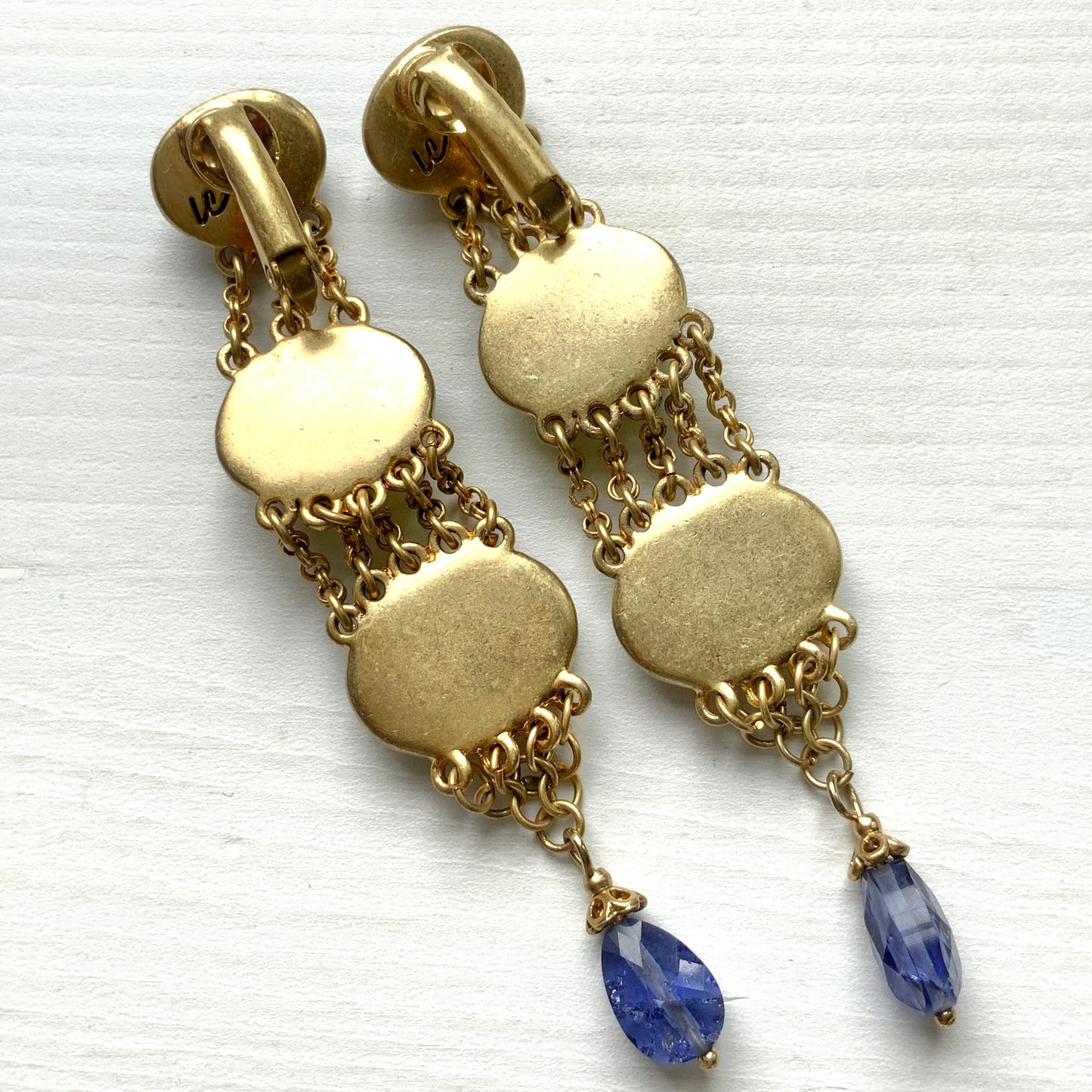 Clip-on earrings by Liz Claiborne featuring cabochons in refreshing shades of blue, lemon yellow, and soft melon green that sway gently with movement. ブルー、レモンイエロー、メロングリーンの爽やかなカラーのカボションがゆれる、リズ・クレイボーンのクリップイヤリング。
