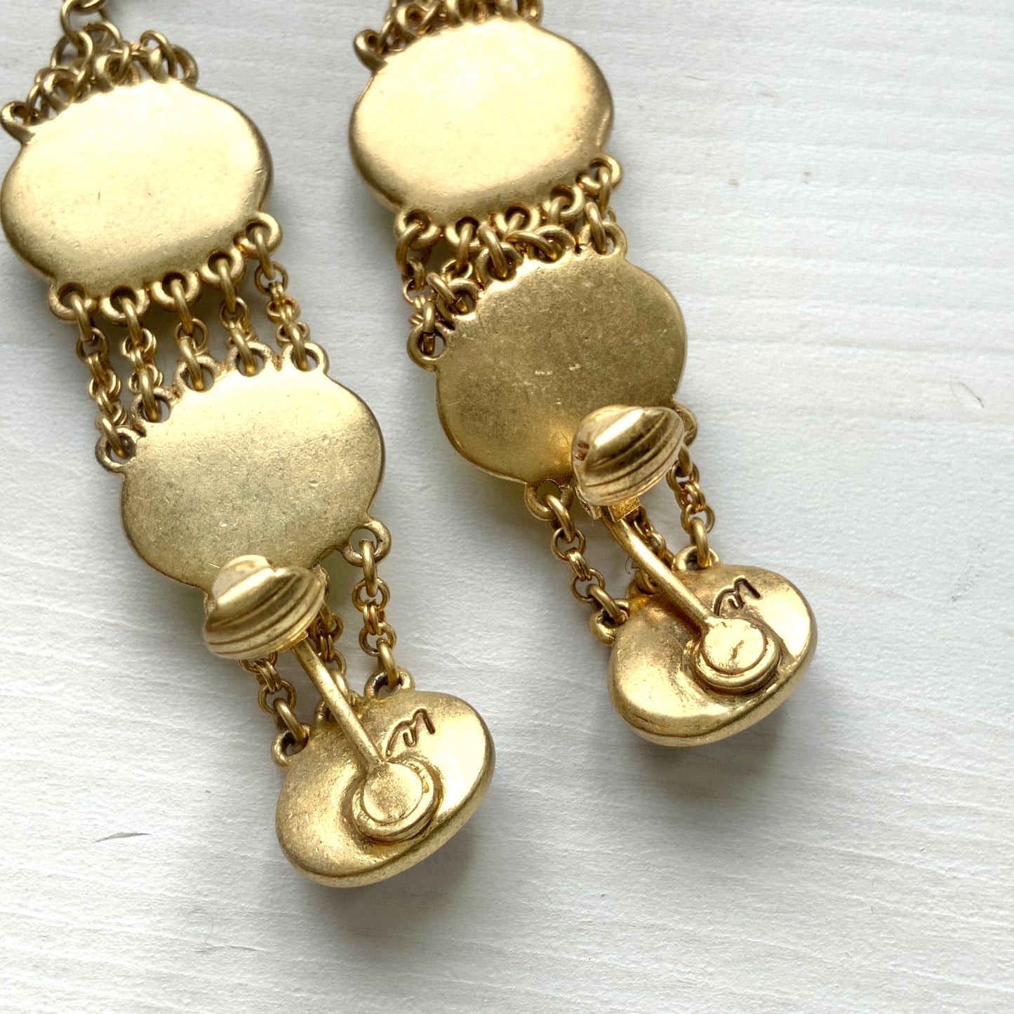 Clip-on earrings by Liz Claiborne featuring cabochons in refreshing shades of blue, lemon yellow, and soft melon green that sway gently with movement. ブルー、レモンイエロー、メロングリーンの爽やかなカラーのカボションがゆれる、リズ・クレイボーンのクリップイヤリング。