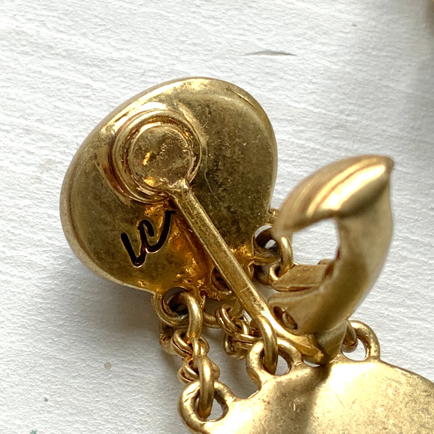 Clip-on earrings by Liz Claiborne featuring cabochons in refreshing shades of blue, lemon yellow, and soft melon green that sway gently with movement. ブルー、レモンイエロー、メロングリーンの爽やかなカラーのカボションがゆれる、リズ・クレイボーンのクリップイヤリング。