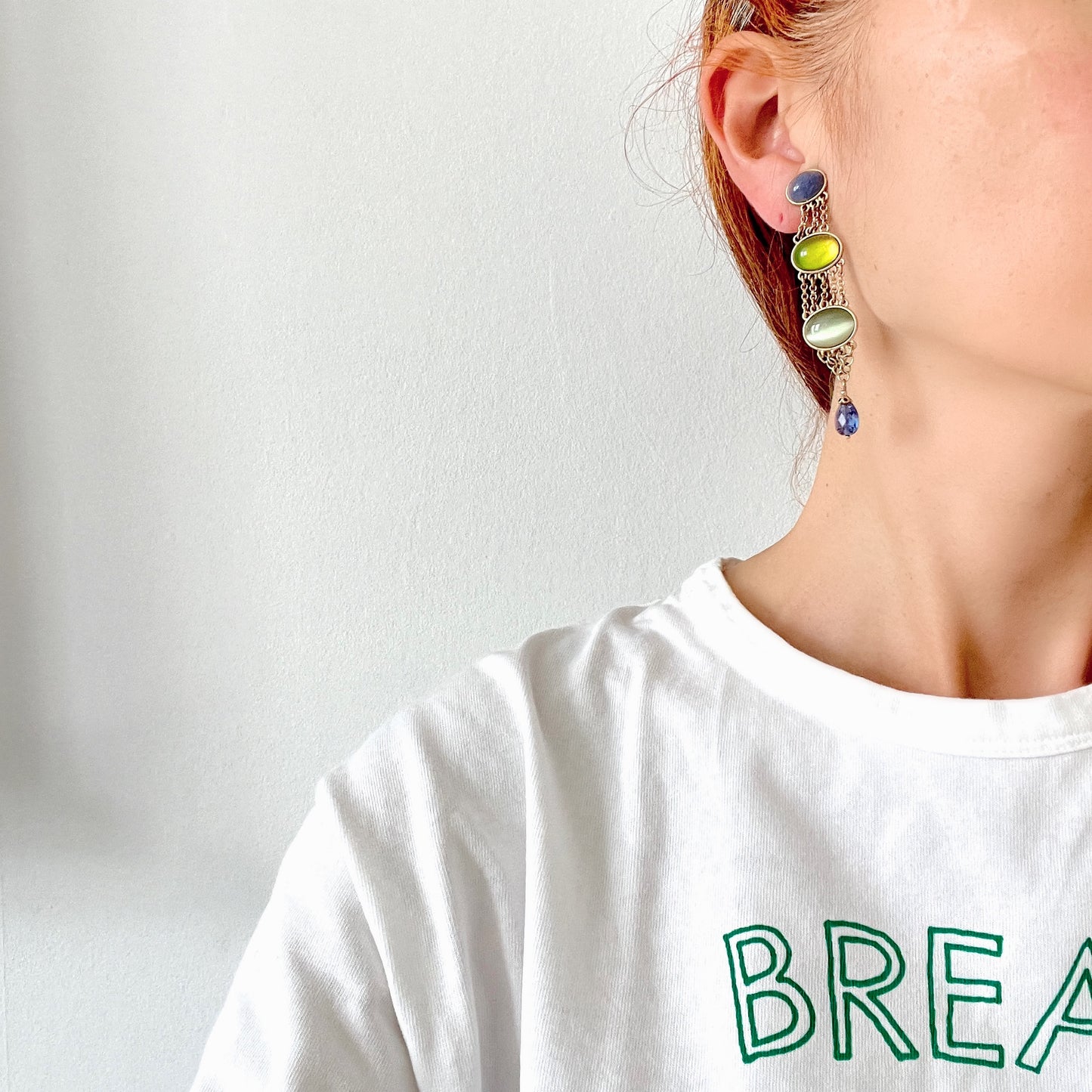 Clip-on earrings by Liz Claiborne featuring cabochons in refreshing shades of blue, lemon yellow, and soft melon green that sway gently with movement. ブルー、レモンイエロー、メロングリーンの爽やかなカラーのカボションがゆれる、リズ・クレイボーンのクリップイヤリング。