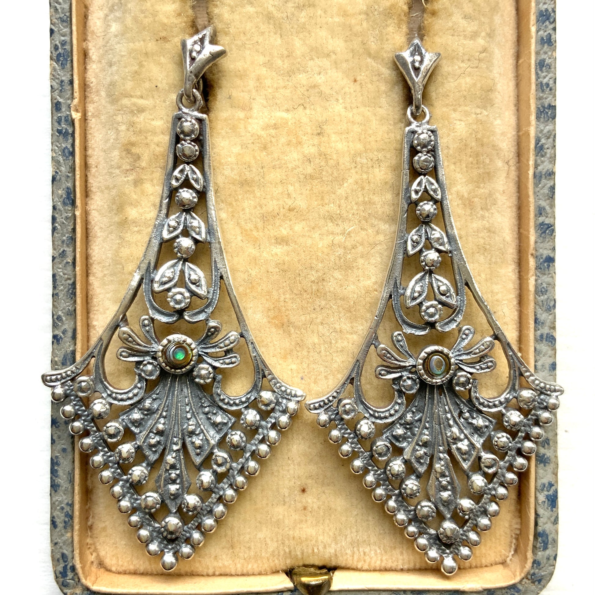 A pair of silver dangle earrings featuring beautiful openwork detailing. 美しいオープンワークが施されたシルバーのダングル ピアス。