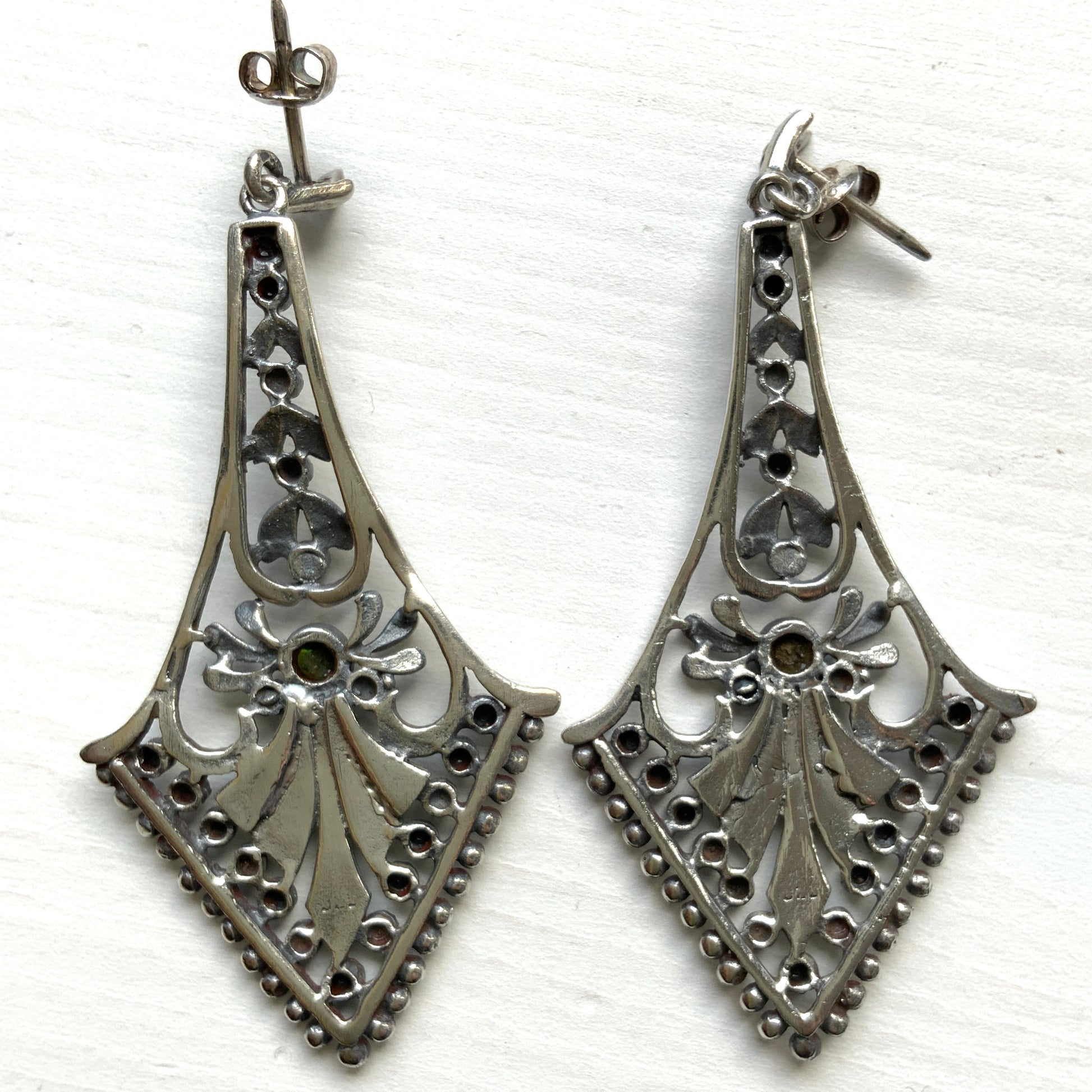 A pair of silver dangle earrings featuring beautiful openwork detailing. 美しいオープンワークが施されたシルバーのダングル ピアス。