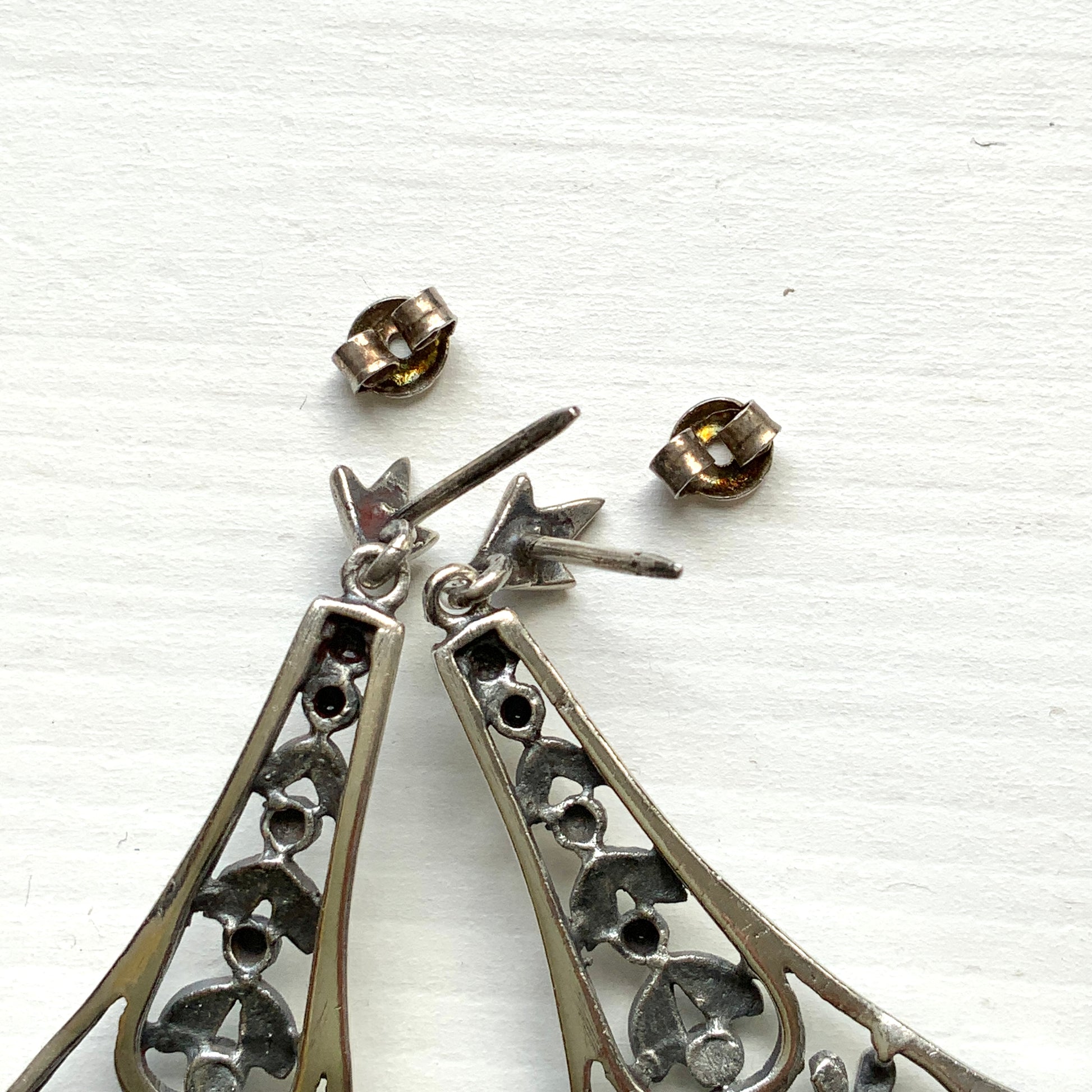 A pair of silver dangle earrings featuring beautiful openwork detailing. 美しいオープンワークが施されたシルバーのダングル ピアス。