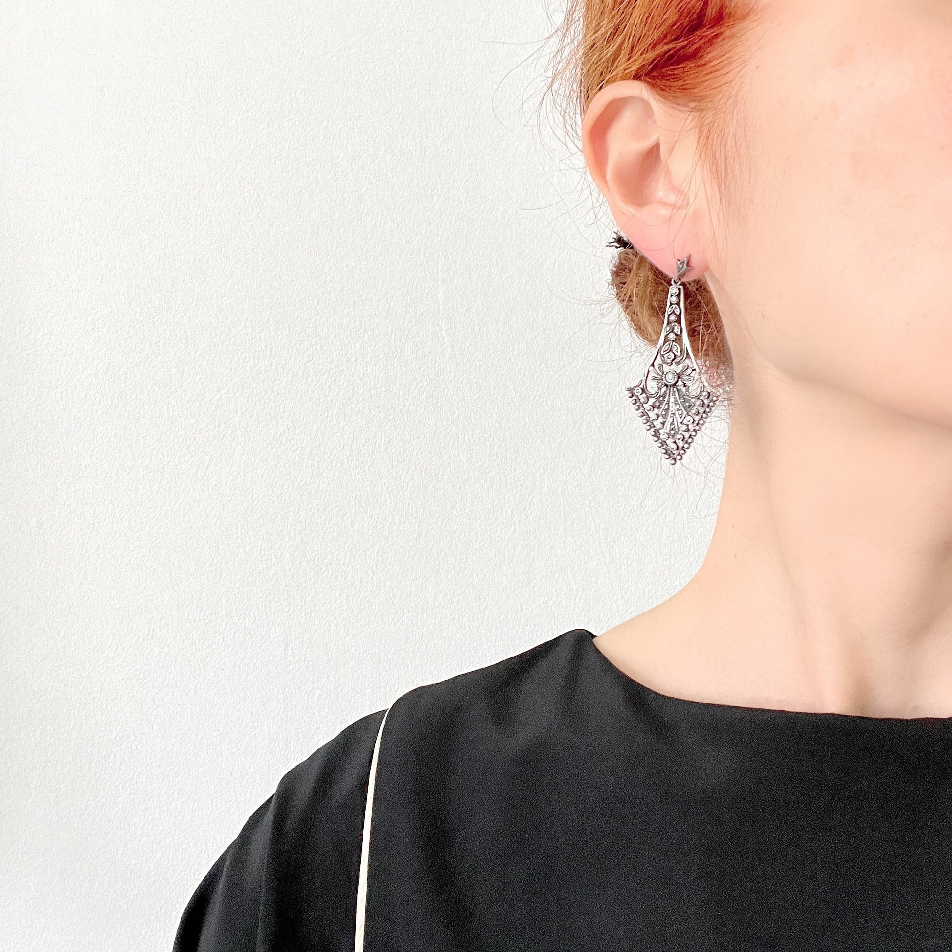 A pair of silver dangle earrings featuring beautiful openwork detailing. 美しいオープンワークが施されたシルバーのダングル ピアス。