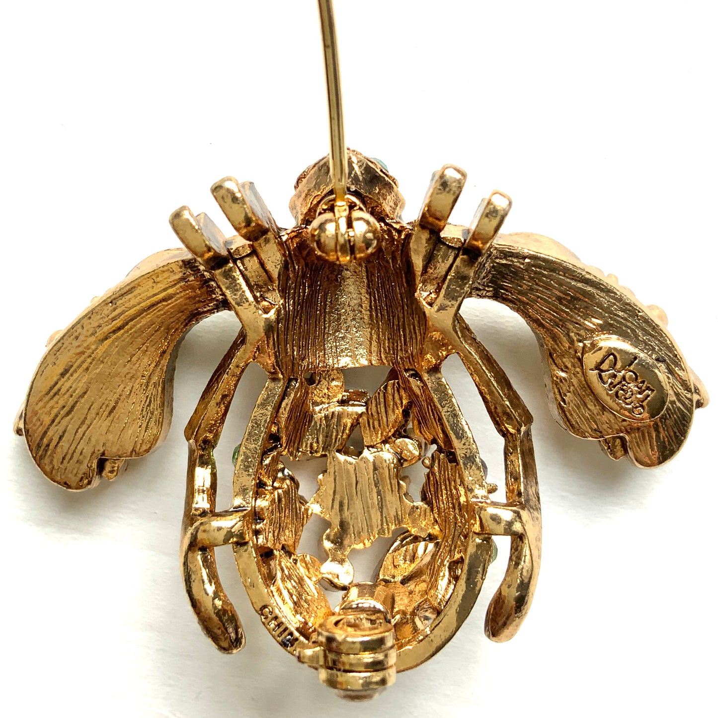A charming bee brooch adorned with clusters of lilac rhinestone flowers. ライラックカラーのラインストーンのお花が散りばめられた蜂のブローチ 。