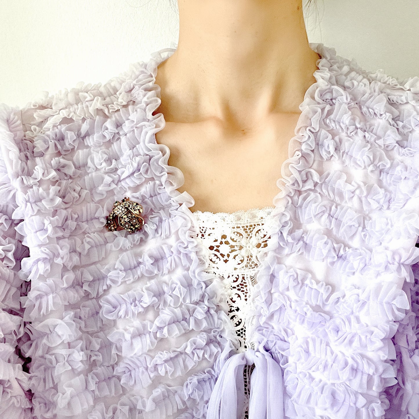 A charming bee brooch adorned with clusters of lilac rhinestone flowers. ライラックカラーのラインストーンのお花が散りばめられた蜂のブローチ 。