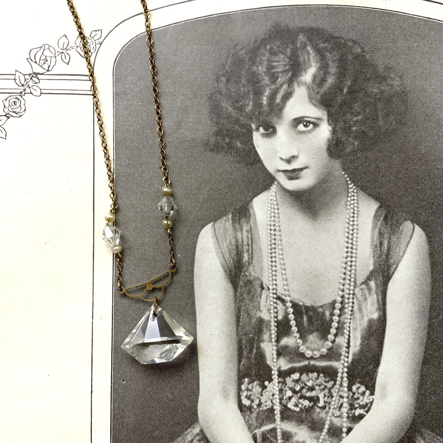 Art Deco necklace with clear triangular faceted glass stones and small faux pearls. 三角フォルムのクリアファセットグラスと小粒パールが連なる、アールデコネックレス。