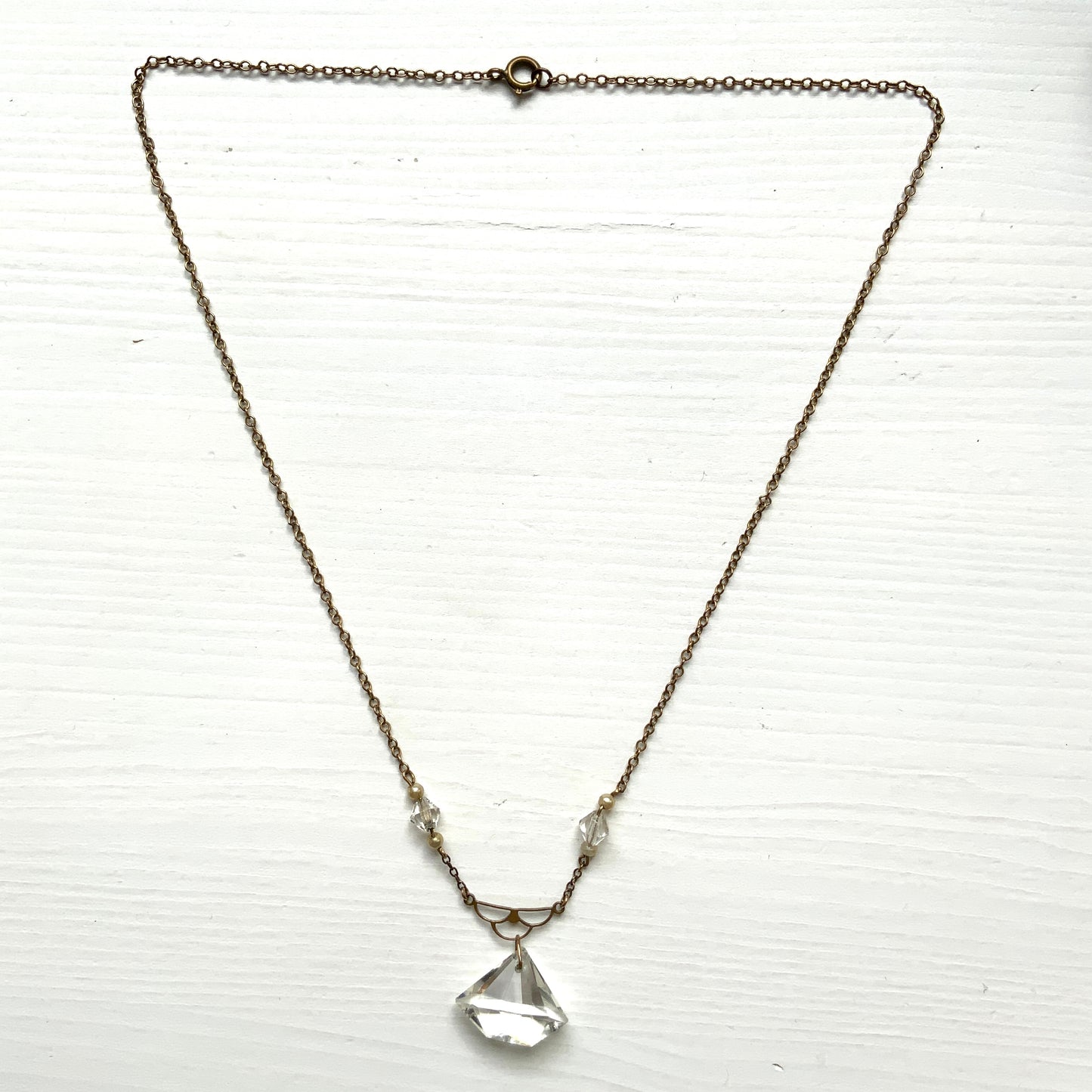Art Deco necklace with clear triangular faceted glass stones and small faux pearls. 三角フォルムのクリアファセットグラスと小粒パールが連なる、アールデコネックレス。