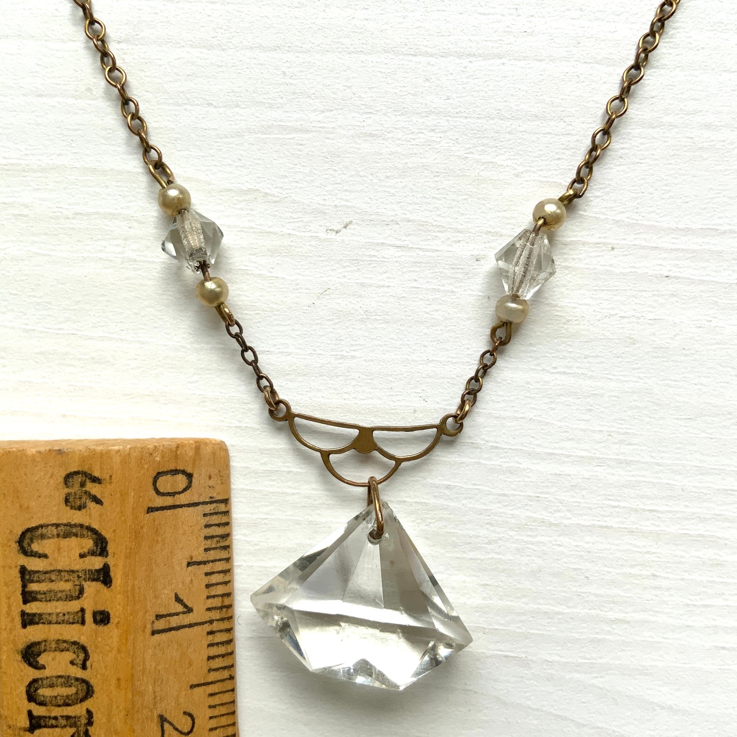 Art Deco necklace with clear triangular faceted glass stones and small faux pearls. 三角フォルムのクリアファセットグラスと小粒パールが連なる、アールデコネックレス。