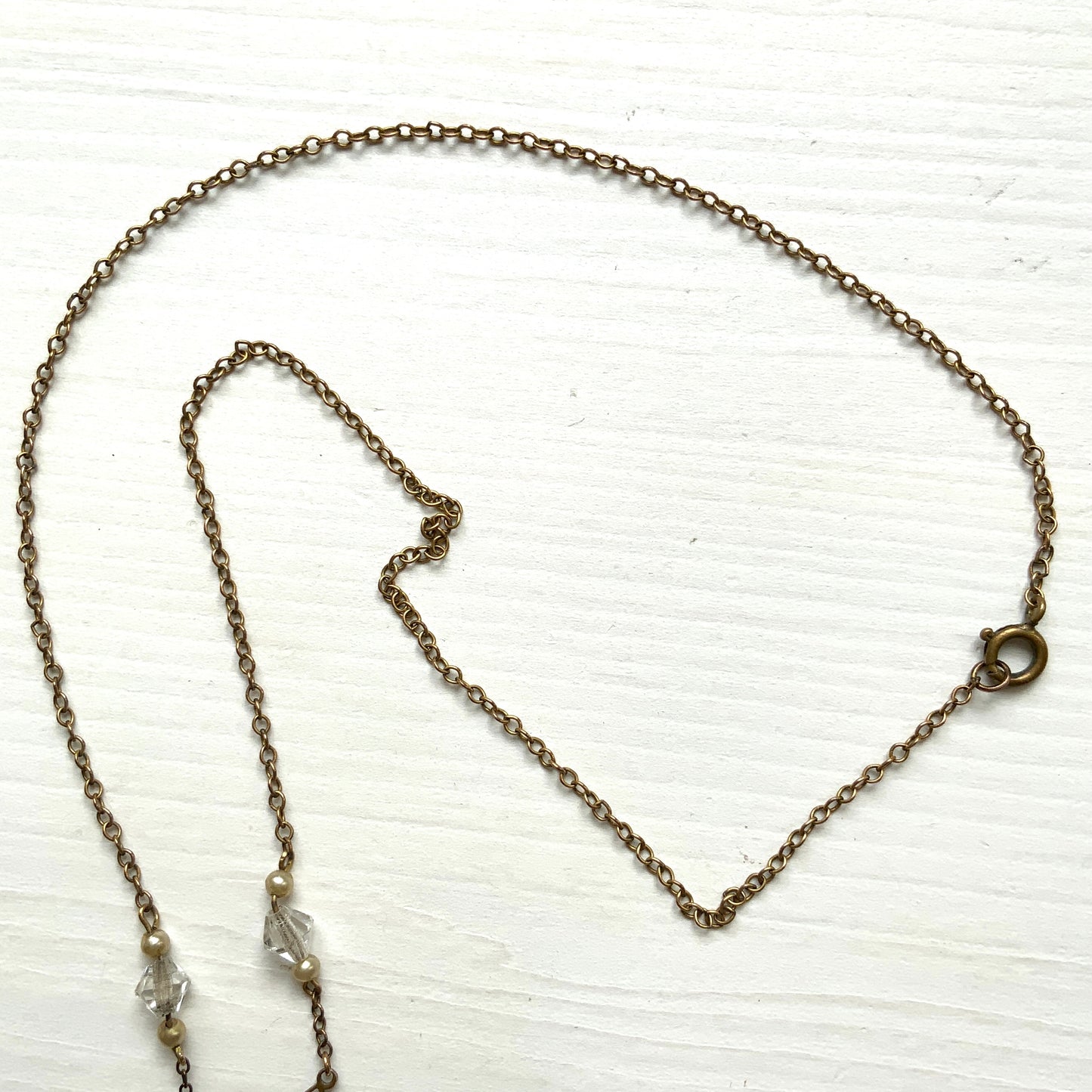 Art Deco necklace with clear triangular faceted glass stones and small faux pearls. 三角フォルムのクリアファセットグラスと小粒パールが連なる、アールデコネックレス。