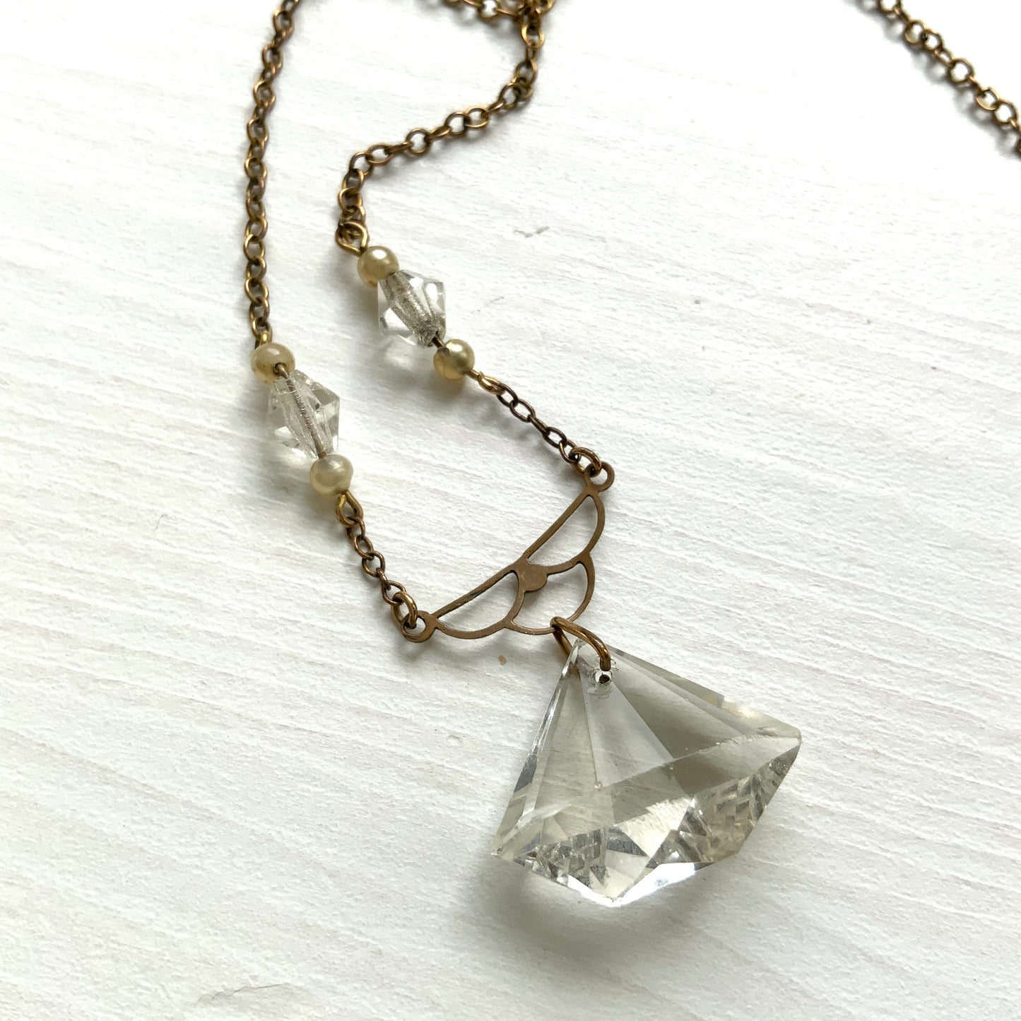 Art Deco necklace with clear triangular faceted glass stones and small faux pearls. 三角フォルムのクリアファセットグラスと小粒パールが連なる、アールデコネックレス。